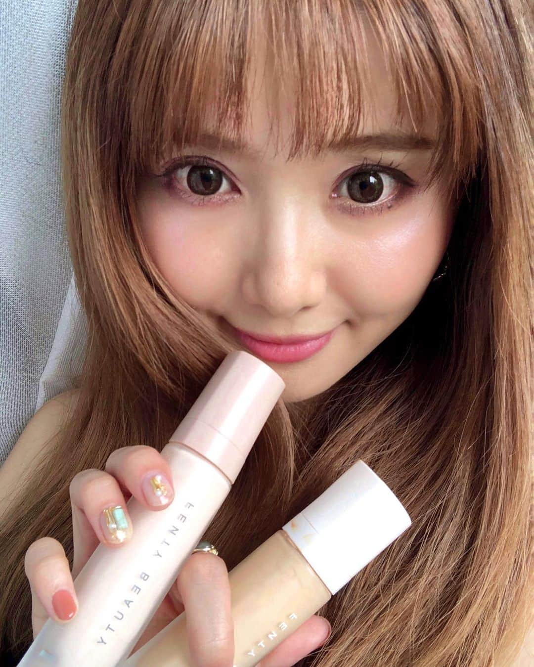 一木美里さんのインスタグラム写真 - (一木美里Instagram)「@fentybeauty makeup& new bang by @inamochinaoki ✂️✨✨✨ . 前髪切ってもらいました😎✌️ 夏のコスメ準備💋 ◆PRO FILT'R InstantRetouchPrimer ◆PRO FILT'R Soft matte longwear foundation 180 ベースは潤う感じとほどよいパールが好き、ファンデは私が使ってる中ではマット寄りです。ツヤ肌が好きなわたしには少し物足りないけど少し触っても崩れにくいのかも。その分多めにハイライト入れてます！ハイライトはなくなるのが嫌でストックしてるくらいお気に入り💛 #fentybeauty #beautyproducts #cosmetics #フェンティビューティ #ファンデ #ベースメイク」6月6日 17時59分 - misato_ichiki