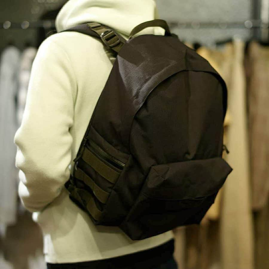 CORDURA®(コーデュラ®)日本版公式アカウントさんのインスタグラム写真 - (CORDURA®(コーデュラ®)日本版公式アカウントInstagram)「ドイツ ベルリン発のバッグブランド「bagjack」のシンプルな定番、Day pack S サイドモールシステムです。サイドのモールと、配色が抜群な今期のデイパックSはベーシックな形にサイドのモールが良いアクセントになってます。新たにパソコンスリーブが備えられ、サイドアクセスも可能な仕様にバージョンアップ。生地には強度と防水性が高いCORDURA®を使用しています。 ・ こちらの素敵なお写真は @cathedral_umeda さんの1枚です。 ・  CORDURA®（コーデュラ®）日本版公式アカウントです。CORDURA®は、耐久性に優れた素材として50年以上の実績のあるインビスタ社のファブリックブランドです。 ・  このアカウントでは、みなさんのCORDURA®を使用したプロダクトの自慢の1枚をご紹介しております。当アカウントをフォロー後、「#コーデュラジャパン」のハッシュタグをつけて投稿していただくとリポストさせていただくこともあります。みなさんの素敵な投稿をお待ちしております。 ・  #コーデュラ #cordura #コーデュラナイロン #코듀라 #アウトドア #outdoor #military #タフ #耐久性 #simple #素材 #バッグ #ミリタリー #タフ #耐久性 #バックパック #fashion #ファッション #メンズファッション #デイリーユース #ストリート #bagjack」6月6日 18時00分 - cordurabrandjp