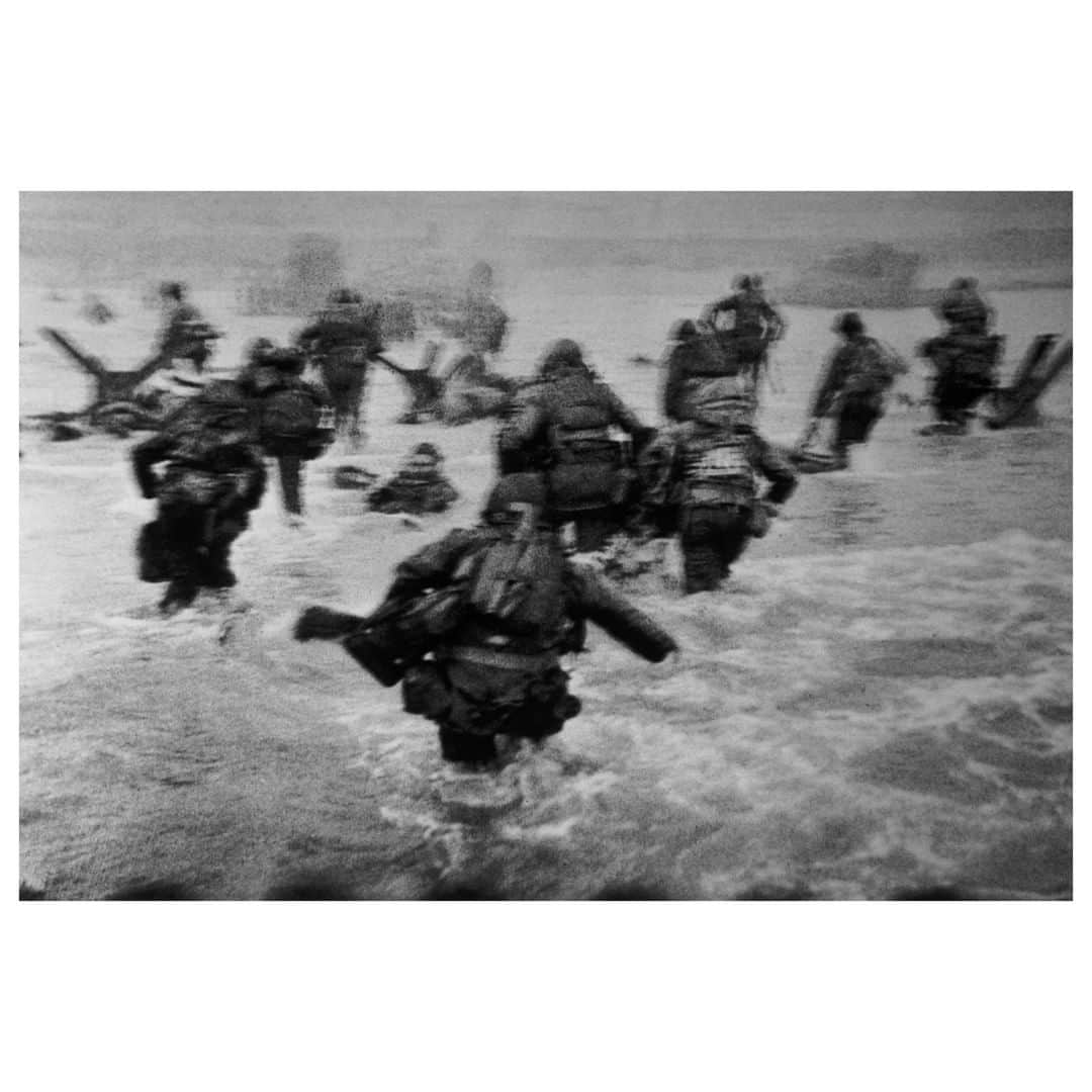 Magnum Photosさんのインスタグラム写真 - (Magnum PhotosInstagram)「Today marks the 75th anniversary of the D-Day landings on Omaha Beach. . To mark the anniversary, we trace Magnum co-founder Robert Capa's coverage of the Allied invasion of Northern Europe, from its planning stages through to the fall of Paris. Link in bio. . PHOTO: US troops assault Omaha Beach during the D-Day landings. Normandy. France. June 6th, 1944 . © #RobertCapa © @icp/#MagnumPhotos . #Capa #DDay #WWII」6月6日 18時00分 - magnumphotos