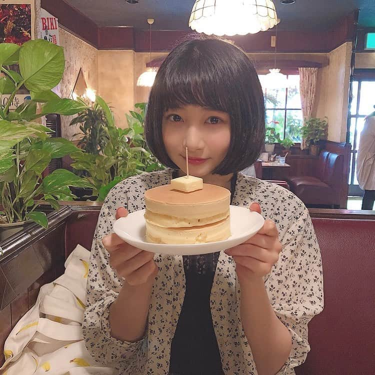 小室ゆらさんのインスタグラム写真 - (小室ゆらInstagram)「.﻿ ﻿ ﻿ ホットケーキが無性に食べたくなって﻿ 鬼のように調べて行ってきました🥞 ♡﻿ ﻿ ここのホットケーキは厚みがすごくて﻿ ボリューム満点で美味しかった〜〜！！﻿ (1枚でお腹いっぱいになってしまって残りは友達に食べてもらったなんて言えない)﻿ ﻿ ちなみにパンケーキよりもホットケーキ派です🤭﻿ ﻿ ﻿ #2枚目の爪楊枝の位置﻿ #鼻には入ってません」6月6日 18時03分 - komuro_yura_official