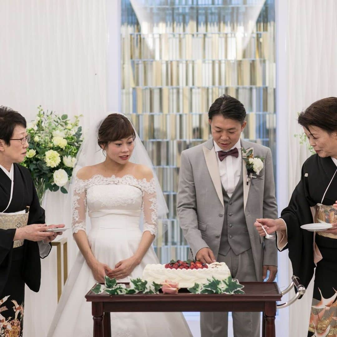 【公式】小さな結婚式さんのインスタグラム写真 - (【公式】小さな結婚式Instagram)「@petit.wedding をフォローしてね♩ #小さな結婚式 をつけてのお写真投稿も大歓迎です♡ こちらの公式IGでリグラムさせて＊ . ✬金沢チャペルのウェディングフォトをcheck＊* . いちごのハートが可愛いケーキに お二人でケーキ入刀＊* 温かい笑顔に囲まれながらの ラストバイトにゲストもほっこりします* . ——————— #小さな結婚式  #petitwedding #前撮り #結婚式 いただきます #プレ花嫁 #卒花 #アットホーム #少人数 #家族婚 #少人数結婚式 #ウェディング #ウェディングドレス #wedding #bridal #weddingdress #花嫁 #結婚式準備 #式場探し #日本中のプレ花嫁さまと繋がりたい #結婚式の思い出に浸る会 #結婚準備 #金沢挙式  #ラストバイト」6月6日 18時10分 - petit.wedding