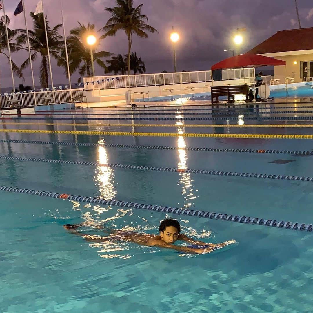 中尾駿一のインスタグラム：「夕暮れ時の練習は気持ちいい🏊‍♂️ #GUAM #グアム #水泳 #競泳 #山陽新聞社 #SWANS」