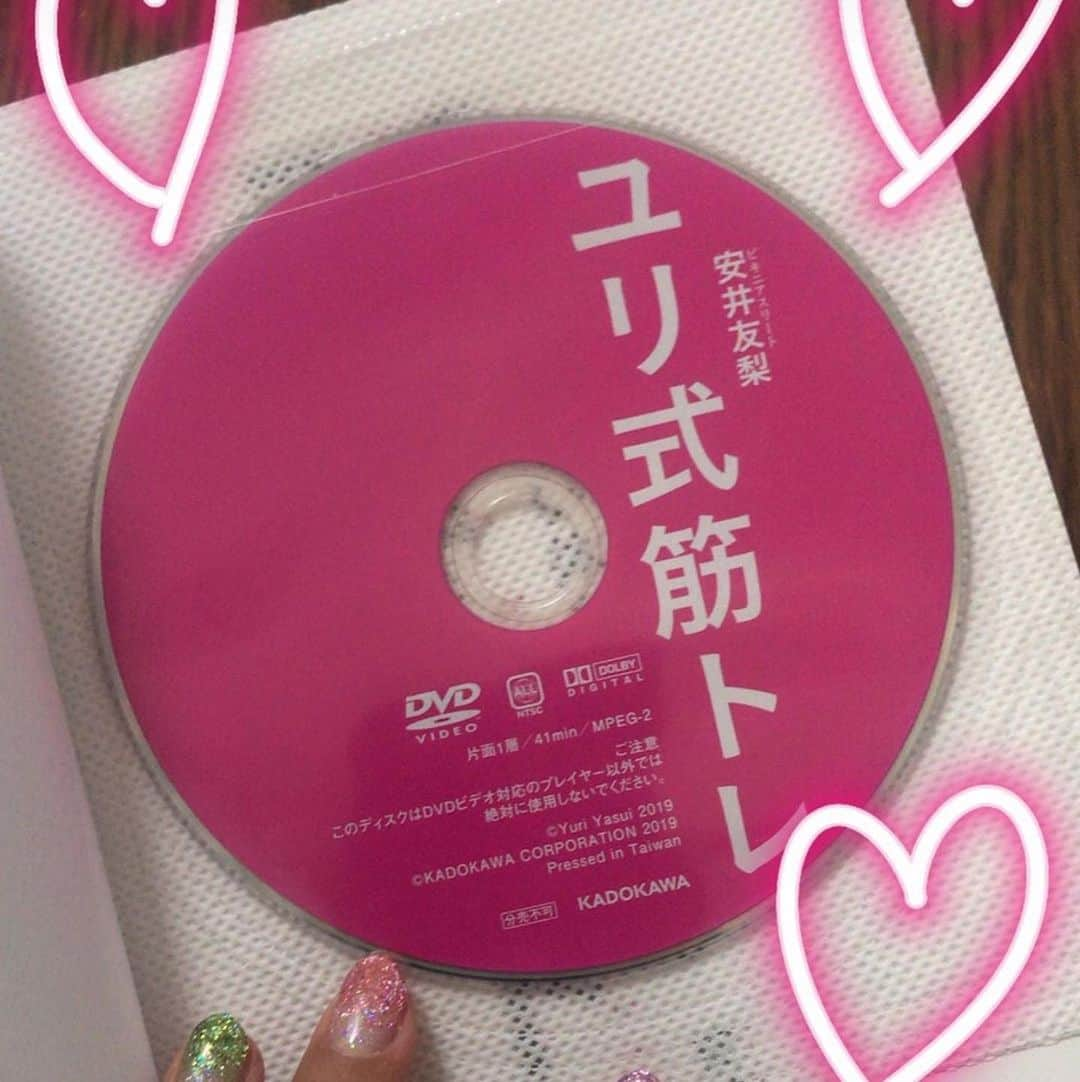 安井友梨さんのインスタグラム写真 - (安井友梨Instagram)「今日のブログは「いよいよ本日6月6日発売です！」続きは今日のブログご覧下さい！！ ★初書籍！★ 『ユリ式筋トレ』（KADOKAWA）  トレーニングをした事がない方も、 始めやすい内容になっています。  誰でも出来る、DVDつき筋トレ！  わかりやすい、簡単、楽しい！！そして、なにより効果を出す 皆さんが、毎日楽しく！筋トレを続けて頂けるように💗💗 もうすぐ夏が来ます💕💗💗是非一緒に頑張りましょう！！ ！！【究極の太らない体を手に入れる ユリ式筋トレ 】 トレーニングDVD付き💕  @favo_link  #トレーニング女子  #ゴールドジム  #ミールリプレイスメント  #糖質制限ダイエット  #おきかえダイエット  #ビキニフィットネス  #ユリ式筋トレ  #究極の太らない体を手に入れる」6月6日 18時18分 - yuri.yasui.98