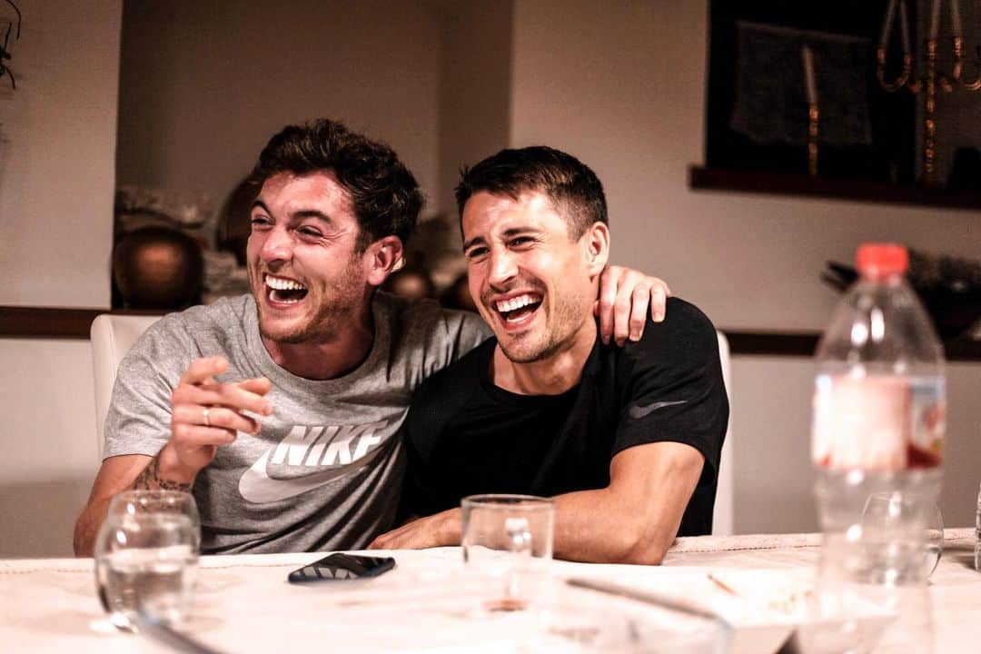 イバイ・ゴメスのインスタグラム：「Una imagen vale más que mil palabras. Ésta en concreto, describe como son los días cada vez que estamos juntos. Una de las mejores amistades que he hecho gracias a mi profesión.🙏🏻 Está siendo una semana de entrenamiento y aprendizaje fantástica. 😀」