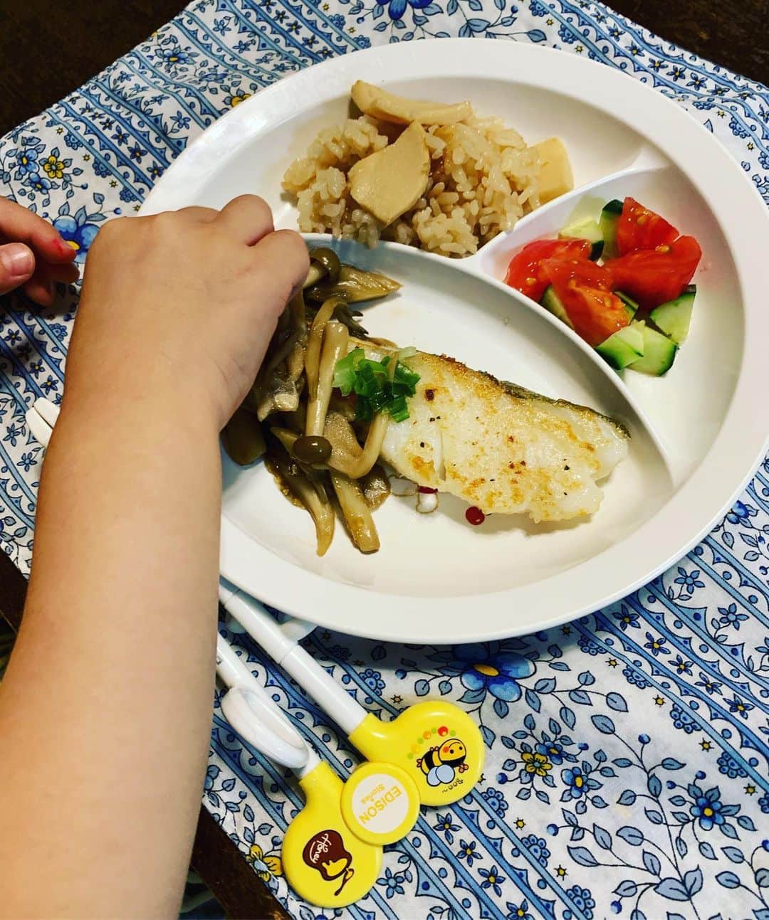 池辺愛さんのインスタグラム写真 - (池辺愛Instagram)「#娘ごはん♡  よく「こんなに食べてくれるなんてすごい！」とコメントをもらいますが、もちろん全部食べてくれる訳ではありません😅 とりあえず母としてはこれだけ用意するけどね😉  お箸あるのにいきなり手づかみ😅 あとでお箸使ってくれたけど、まずは手づかみ💦  #2歳4ヶ月」6月6日 18時11分 - aiikebe
