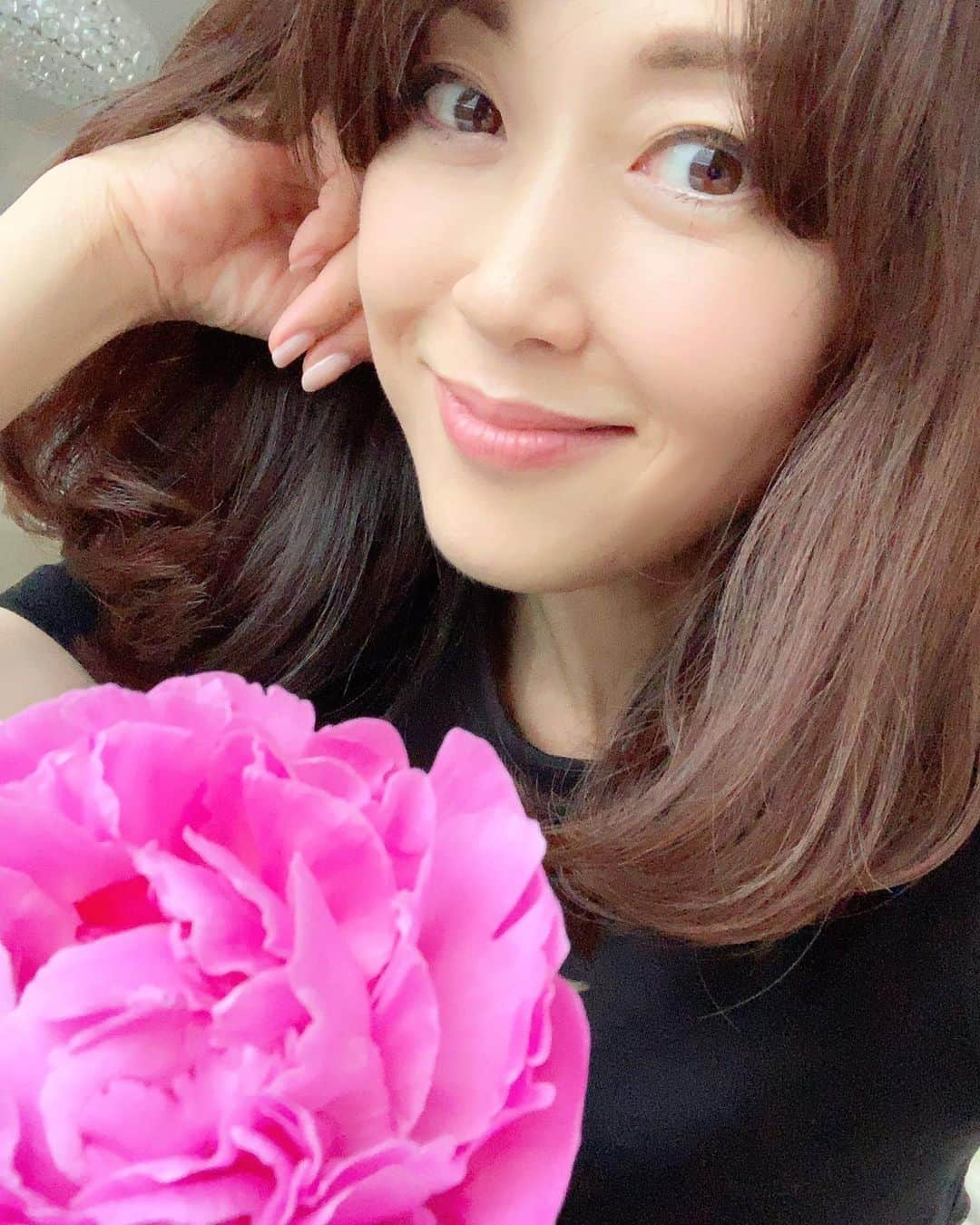 草間淑江さんのインスタグラム写真 - (草間淑江Instagram)「おっきな芍薬💕  #芍薬#花言葉#はじらい#ピンクの芍薬の花言葉 #はにかみ#花のある暮らし  #今日もお疲れ様でした」6月6日 18時12分 - yoshie_kusama