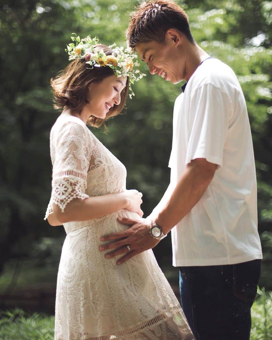 福間文香のインスタグラム：「〜ご報告〜  この度、私達夫婦は 新しい命を授かることができました  毎日2人でこの神秘的で素晴らしい出来事に感謝し、幸せを噛み締めながら過ごしています  もうすぐ我が子に会える楽しみと 初めての出産への不安 一心同体ではなくなる寂しさ。 たくさんの感情がありますが、残り少ない特別な妊婦生活、夫婦2人きりの時間、穏やかに朗らかに毎日を過ごしていきたいと思っております  これからもを太田家をあたたかく見守っていただけたら幸いです🙇‍♀️🙇‍♂️👶 @kosuke_ota_official  @ayakafukuma 📷: @toyoyoon 💄: @shogo_haenuki 👗: @ka_zico17」