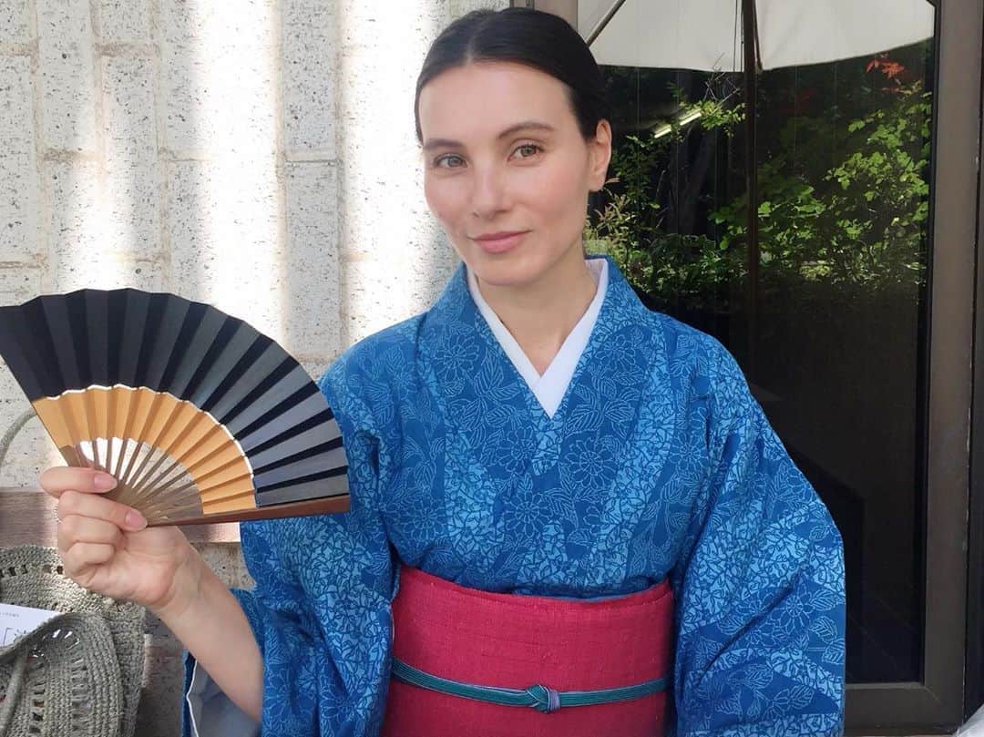 田沢美亜のインスタグラム：「まだ6月なのに 真夏のよう…💦 藍で涼やかに〜🎐 #着物でお出かけ #着物 #松原伸生 #長板中形 #本藍染 #mia_no_wa_kokoro #uraku_tokyo」