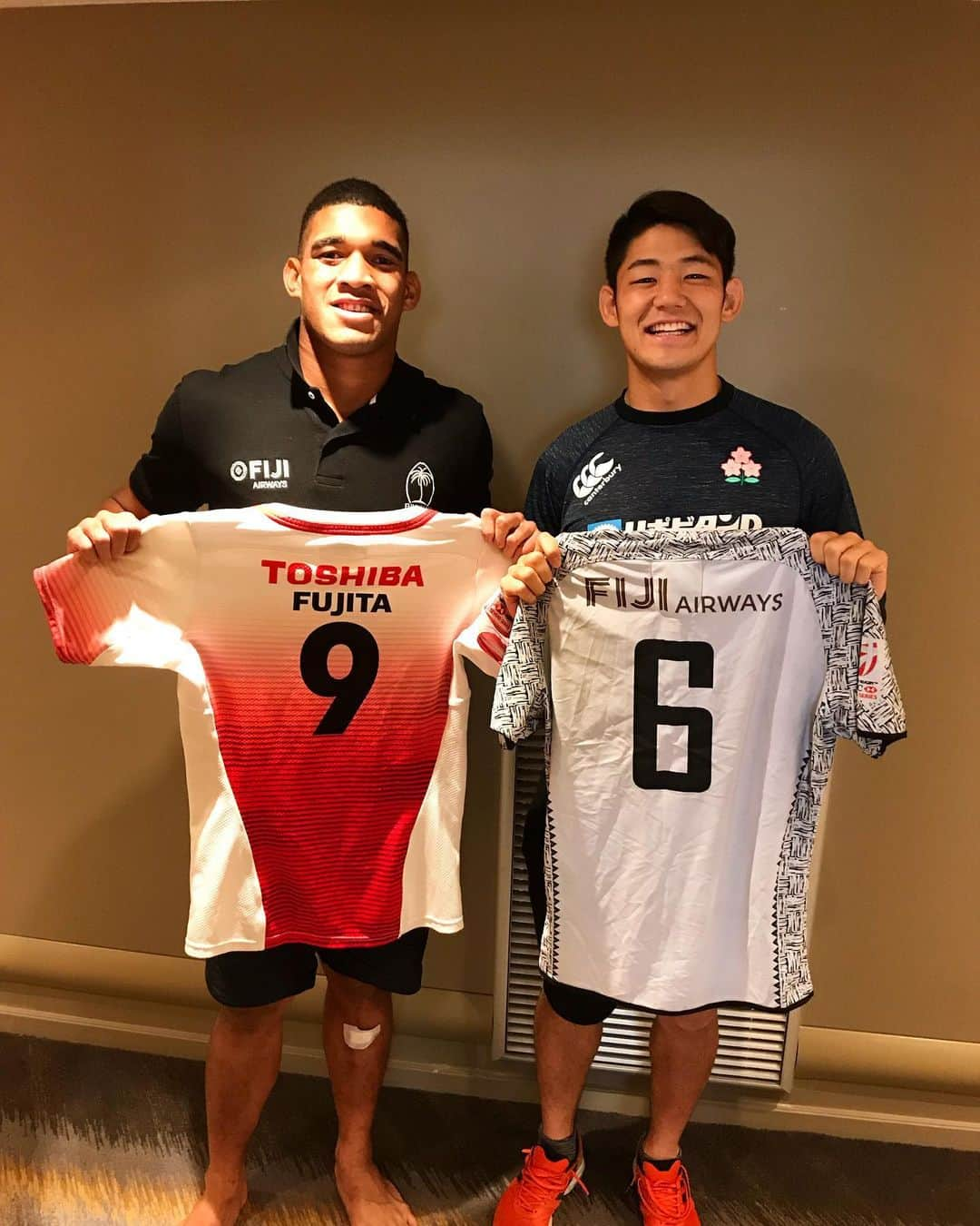 藤田慶和さんのインスタグラム写真 - (藤田慶和Instagram)「Thanks for the Jersey @derenalagi_76  Congratulations to rookie of the year 👏 #fiji #japan #フィジー #日本代表 #9 #6」6月6日 18時17分 - yoshikazu15