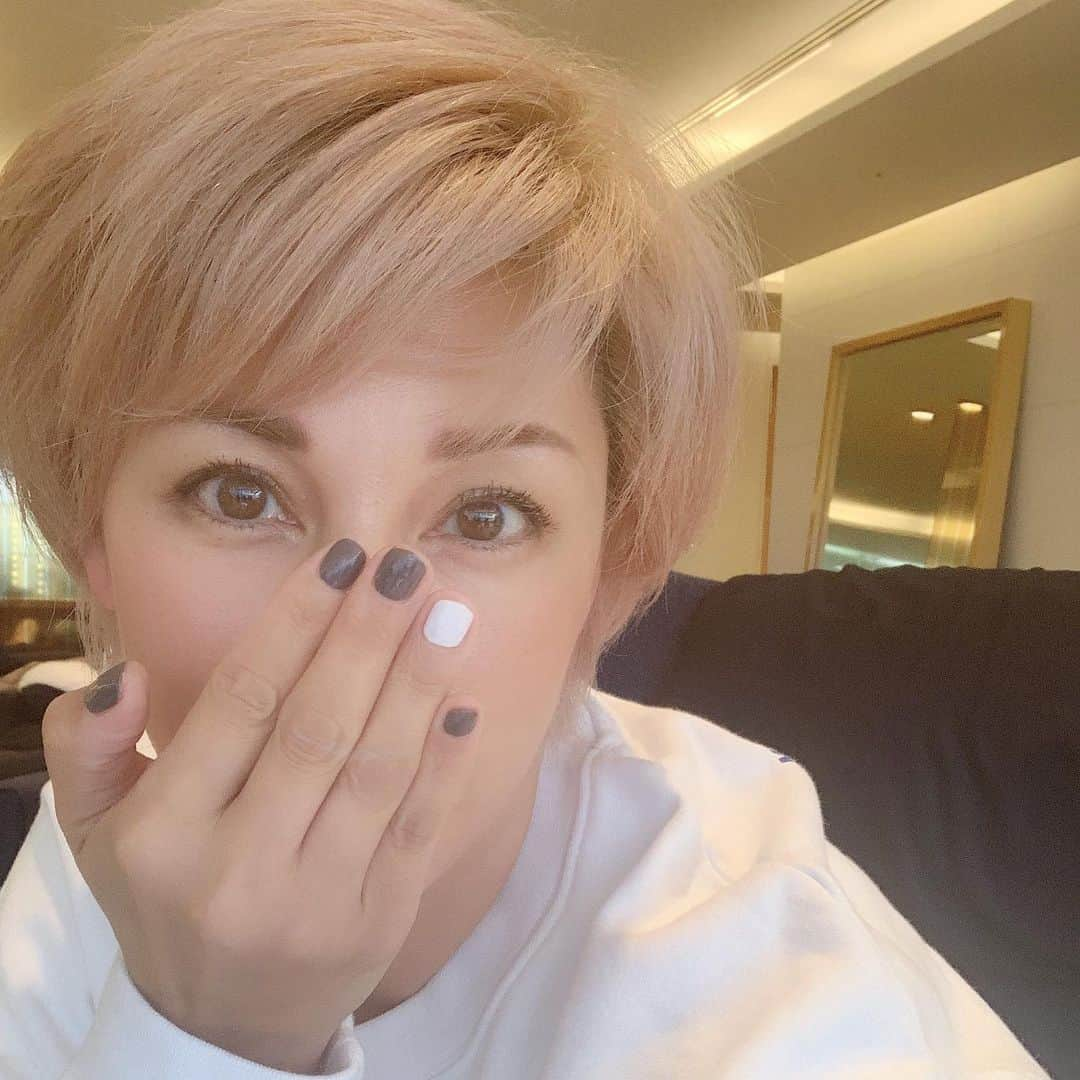 梅宮アンナさんのインスタグラム写真 - (梅宮アンナInstagram)「久々に銀座 @taacoba へ💅💅 中々ないですよねこんな大きな空間のネイルサロンは🌟🌟🌟 素敵🤗🤗🤗🤗 久々にポリッシュに💅💅 長いネイルやデザインは苦手で、いつも長さは短く、カラーで遊びます😊😊💅 今夜は  @qvc_japan  アンナデイズがあります。  19時と21時になります😊😊😊 #taacoba銀座 #nail #爪は甘皮処理が大事#ネイルサロン #銀座」6月6日 18時17分 - annaumemiya