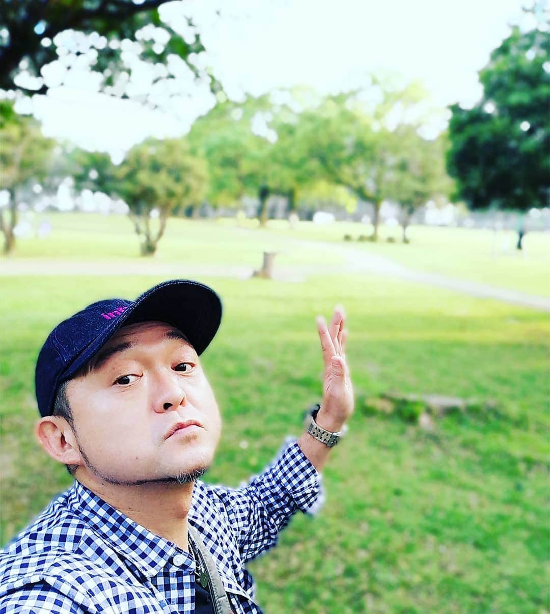 松本隆博のインスタグラム：「。 FM宮崎到着！(^^)/ ちょい時間あるから隣の 公園にてまったり。。 子供らのキャッチポール の声、親子のサッカーの声。 ……こういうの良いよねー。 癒されました。  今からラジオ生出演 だよ！聴いてねー  FM宮崎 番組名 / Radio Paradise 耳が恋した（通称：耳恋） 出演日時 / 6月6日(木)  19:10頃から パーソナリティー / シロー、加藤亮作」