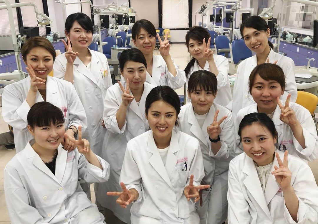 のインスタグラム：「卒業生の活躍🍀 . 卒業生が実習のサポートをしに 帰ってきてくれました👏✨ . こうして立派な歯科衛生士となり 後輩たちの育成に携わってくれるのは 本当に嬉しいことですね〜😢💕 . . #新大阪歯科衛生士専門学校 #sdhc #歯科衛生士 #卒業生 #歯科医師 #歯科技工士 #チーム医療 #仲間 #姉妹校 #enjoy #smile #friend #友達 #happy #学校  #school #夢 #dream #専門学校 #girl #bff #likeforlike #like4like #instagood #instalike #fun #love #dental #dentalhygienist #dentalhygiene」