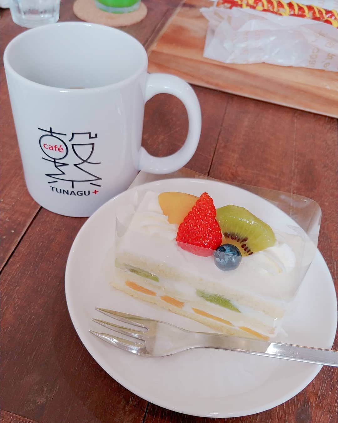 あいすけさんのインスタグラム写真 - (あいすけInstagram)「萌絵ちゃんの作ったフルーツショートケーキ🍰一番乗りでいただきました😋 フルーツ好きにはたまらない贅沢なケーキ！甘さが抜群！コーヒー飲みながらあっという間に食べてしまった！とっても美味しかったです！！ #写真撮るのに必死なおばさん #指の太さは父親譲り」6月6日 18時21分 - aisuke.aokiai
