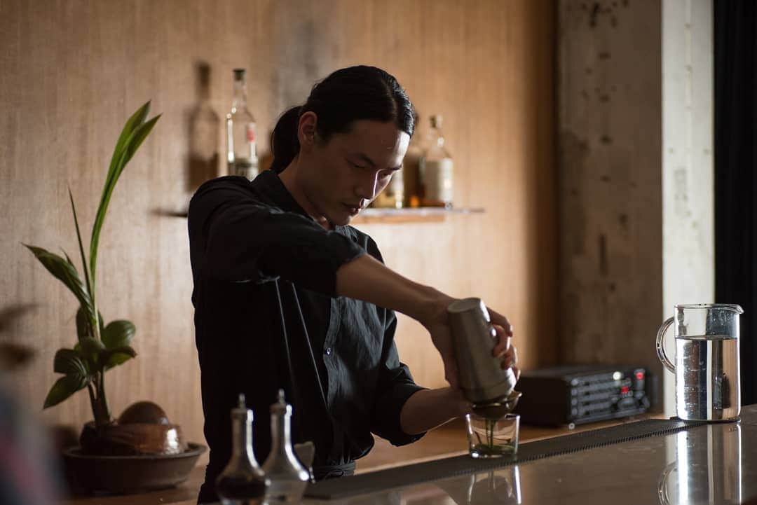 HereNowさんのインスタグラム写真 - (HereNowInstagram)「Bartender Kong spent five years studying under the world-renowned Shingo Gokan at the Angel Share bar in New York before returning to Bangkok to open @ku_bkk. It is rapidly gaining in popularity in the city, and in 2018 was named among Asia’s Best 50 Bars.  Recommended by @wisut. . . . #herenowcity #wonderfulplaces #beautifuldestinations #travelholic #travelawesome #traveladdict #igtravel #livefolk #instapassport #optoutside #kubarbkk #Bangkok #explorethailand #バンコク #バンコク観光 #バンコク旅行 #방콕 #방콕여행 #태국 #曼谷」6月6日 18時25分 - herenowcity