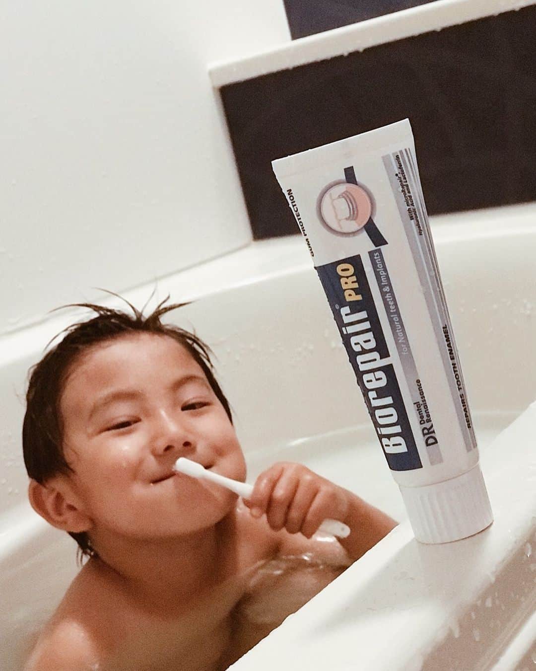 高橋菜摘のインスタグラム：「⁂⁂⁂⁂⁂⁂⁂⁂ 歯医者さんでも使用されてる @biorepair_official の本格派の歯磨き粉を お試しさせていただきました✔️ 使ってみたらすごくスッキリでキュッとツルツルになる♡ フッ素入ってないから子供にも安心。 虫歯予防や視覚過敏の予防にもなるみたい🙆‍♀️ .  6月14日まで公式アカウントで「バイオリペアプロ」が当たる プレゼントキャンペーンをしているので よかったら見てみてね♥️ . #バイオリペアプロ #biorepair #biorepairpro #虫歯予防 #虫歯予防キャンペーン #虫歯 #歯磨き粉 #pr #歯ブラシ #息子 #男の子ママ」