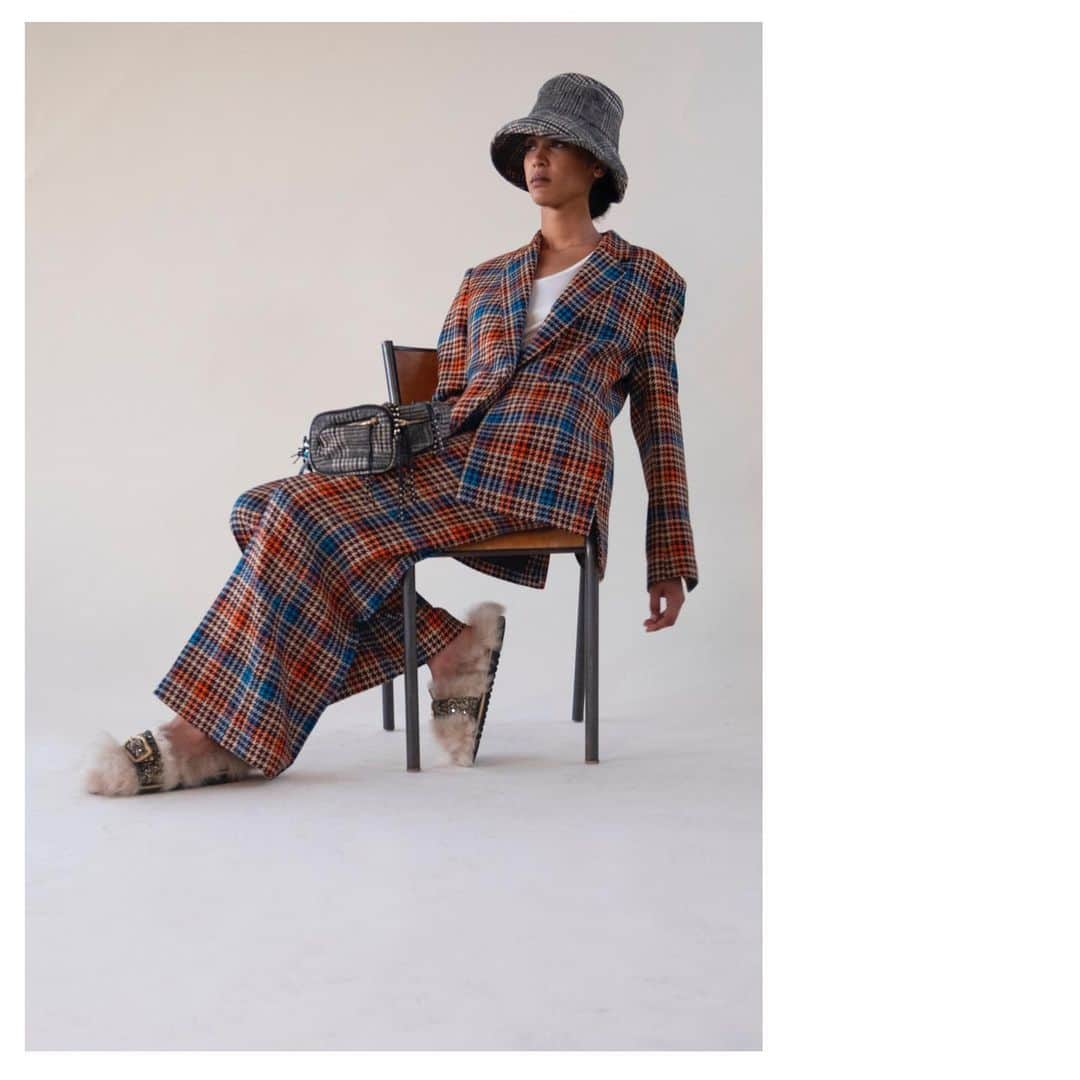 のインスタグラム：「#TheMuse 🔥THE NEW BUSINESS LOOK 🔥 #DOROTHEESCHUMACHER #prefall19 #businesslook #suit #suitup #inspiration #styleinspiration #ootd #colors #acolorfulmind #checkpattern #checksuit #accessoires #buckethat #waistbag #editorial #newyork #nyc #manhatten」