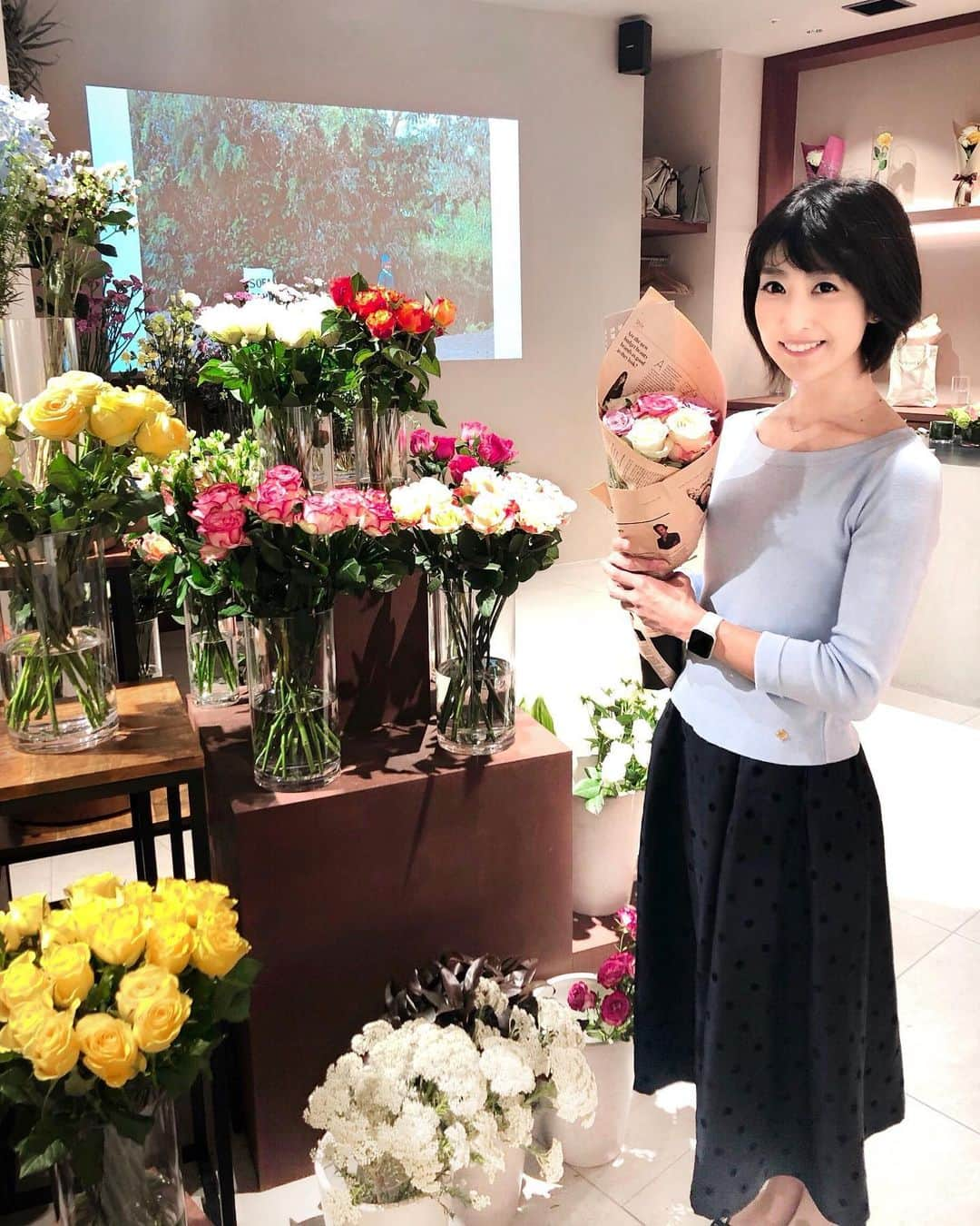 土屋香織さんのインスタグラム写真 - (土屋香織Instagram)「🌹. Roses from Africa 🌹🌹🌹 . 花束もらうと幸せな気分♥ 自然に笑顔になっちゃう💐 . . . #アフリカローズ #rose #バラ .」6月6日 18時29分 - kaorintsuchiya