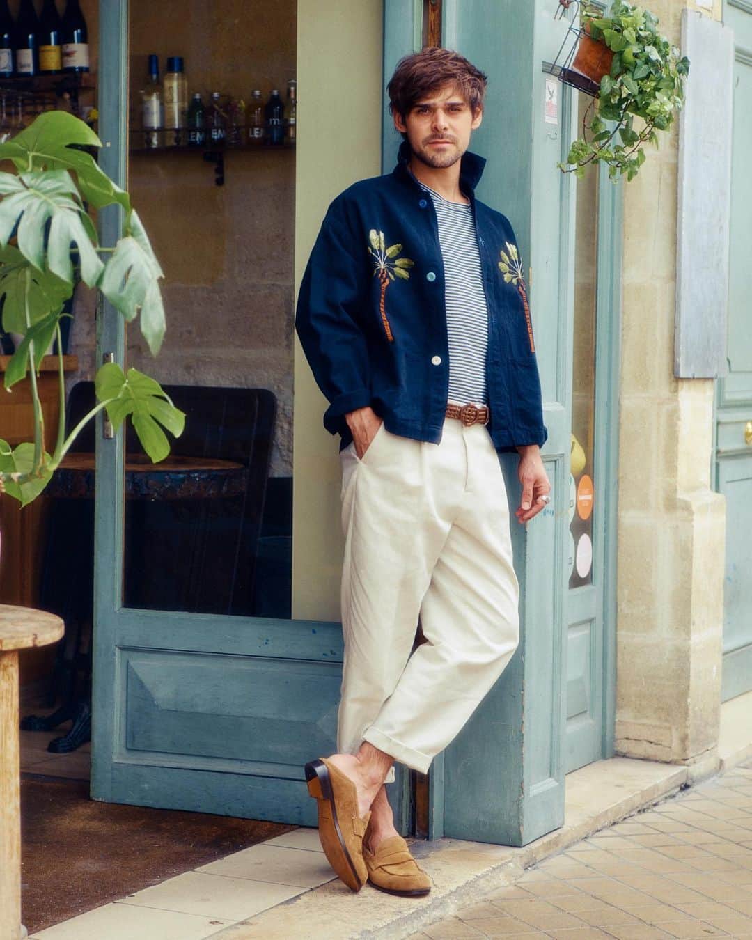 MR PORTERのインスタグラム：「In this week's #MRPORTERJournal, we head to Bordeaux, the city of laid-back cool, to see the summer @mrp collection in action. We met with five of the most interesting guys in the city to find out just how the sleepy wine city woke up.⠀⠀ -⠀⠀ Head to the link in bio to read the full article or head to @mrp to shop the collection. #MrPmyway ⠀⠀ -⠀⠀ Photography by Mr @thomas_chene.⠀⠀」