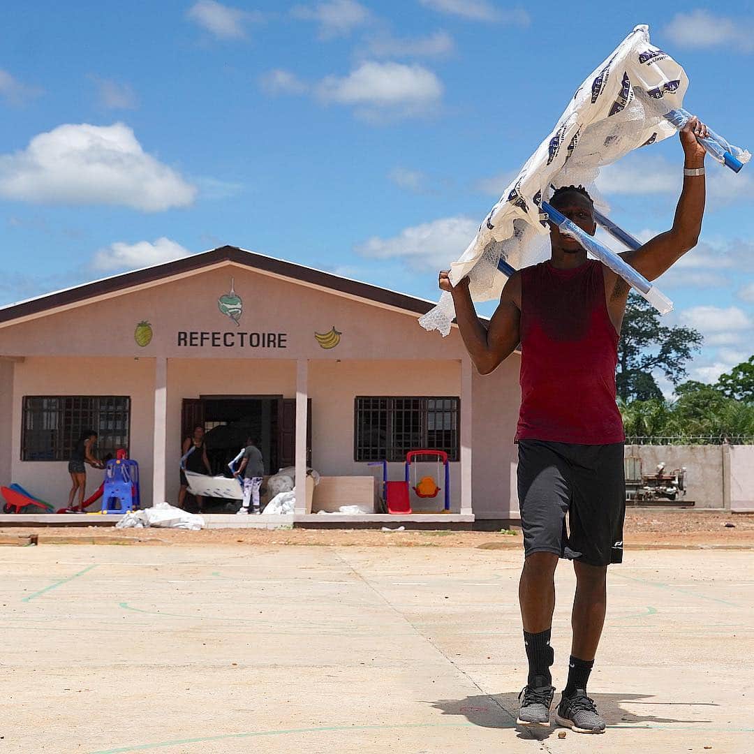 マプ・ヤンガ＝ムビワさんのインスタグラム写真 - (マプ・ヤンガ＝ムビワInstagram)「🇨🇫 Préparation des salles de classe. 😁🙏🏿⬇️ @association_yangambiwa #work #children #childrens #bangui #centrafrique」6月6日 18時43分 - mapou.yangambiwa
