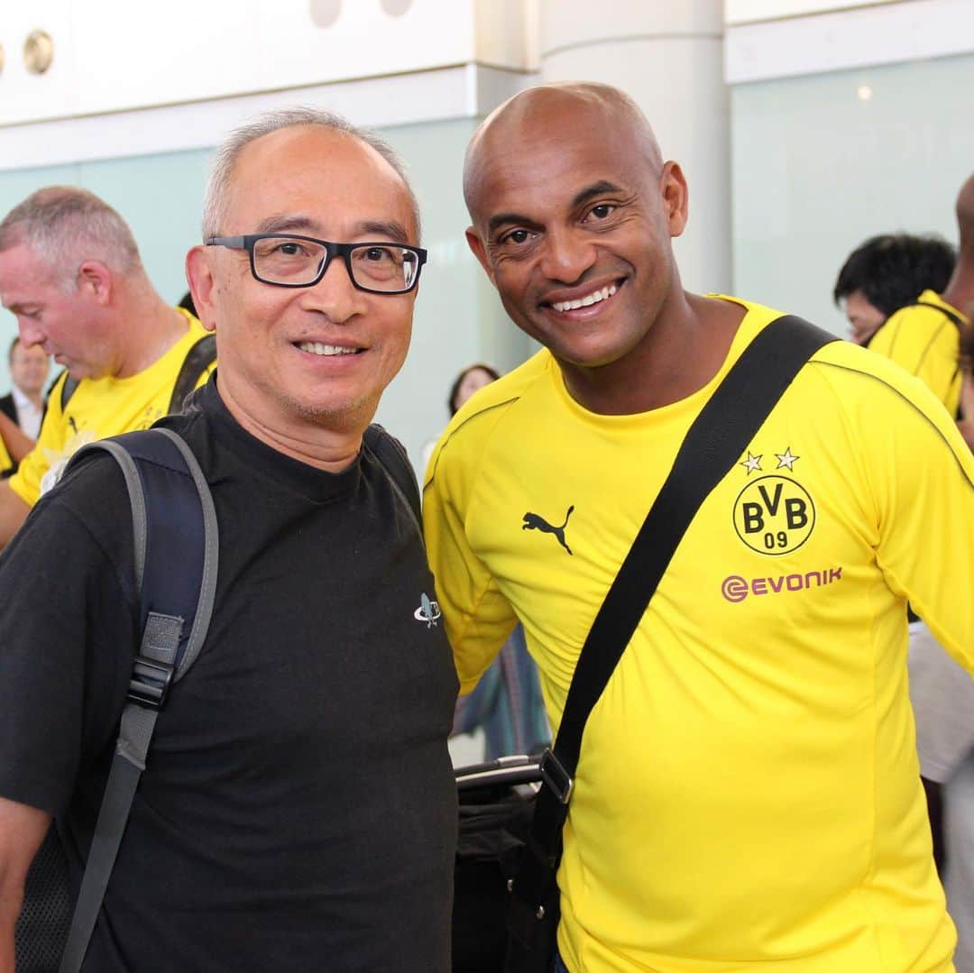 ボルシア・ドルトムントさんのインスタグラム写真 - (ボルシア・ドルトムントInstagram)「🛬 Arrival in Hong Kong!  Our #BVBLegends will face @liverpoolfc on Saturday. Who is your favourite legend? 🖤💛 #borussiadortmund #dortmund #bvb #legends #hongkong #lfcbvb」6月6日 18時54分 - bvb09