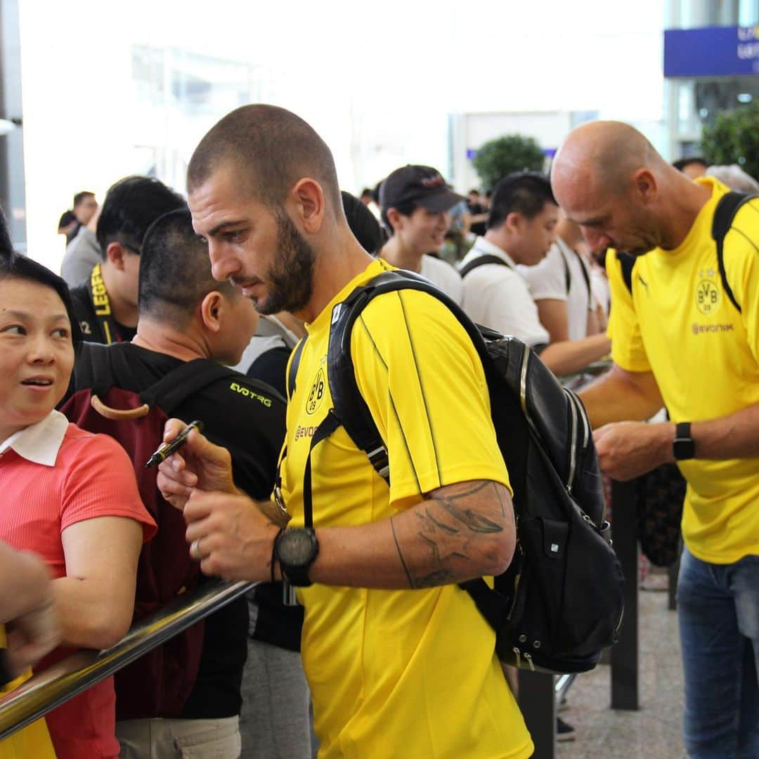 ボルシア・ドルトムントさんのインスタグラム写真 - (ボルシア・ドルトムントInstagram)「🛬 Arrival in Hong Kong!  Our #BVBLegends will face @liverpoolfc on Saturday. Who is your favourite legend? 🖤💛 #borussiadortmund #dortmund #bvb #legends #hongkong #lfcbvb」6月6日 18時54分 - bvb09