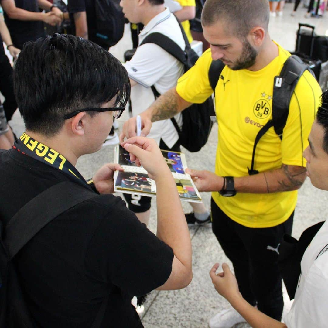 ボルシア・ドルトムントさんのインスタグラム写真 - (ボルシア・ドルトムントInstagram)「🛬 Arrival in Hong Kong!  Our #BVBLegends will face @liverpoolfc on Saturday. Who is your favourite legend? 🖤💛 #borussiadortmund #dortmund #bvb #legends #hongkong #lfcbvb」6月6日 18時54分 - bvb09