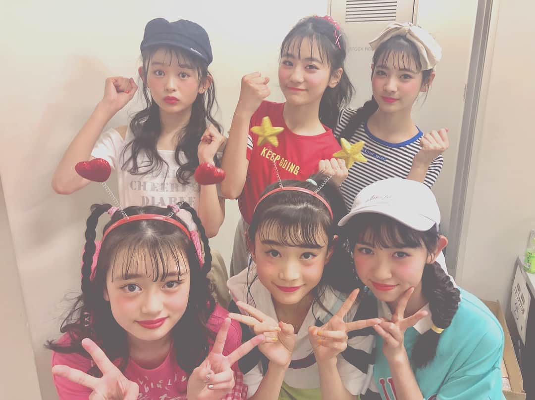 ニコ☆プチのインスタグラム：「☺︎☆ 現在ニコ☆プチ編集部は 絶賛8月号発売に向けて作業中✔︎✏︎ . ハワイに行って、 ファッションや水着をたくさん撮影してきたので 楽しみにしててね🌺⁑⁑ . ゆかた特集や、映え自由研究など 夏にぴったりの楽しい企画がいっぱいだよ🎐🍉 . もちろんプチ☆コレ大特集もあるのでお楽しみに🥰 写真は着まわしステージの舞台裏です👩‍🎓👽 #ニコプチ  #田中杏奈  #藤村木音  #関谷瑠紀  #入江美沙希  #近藤藍月  #高比良由菜  #最後の写真は1年前の生徒会」