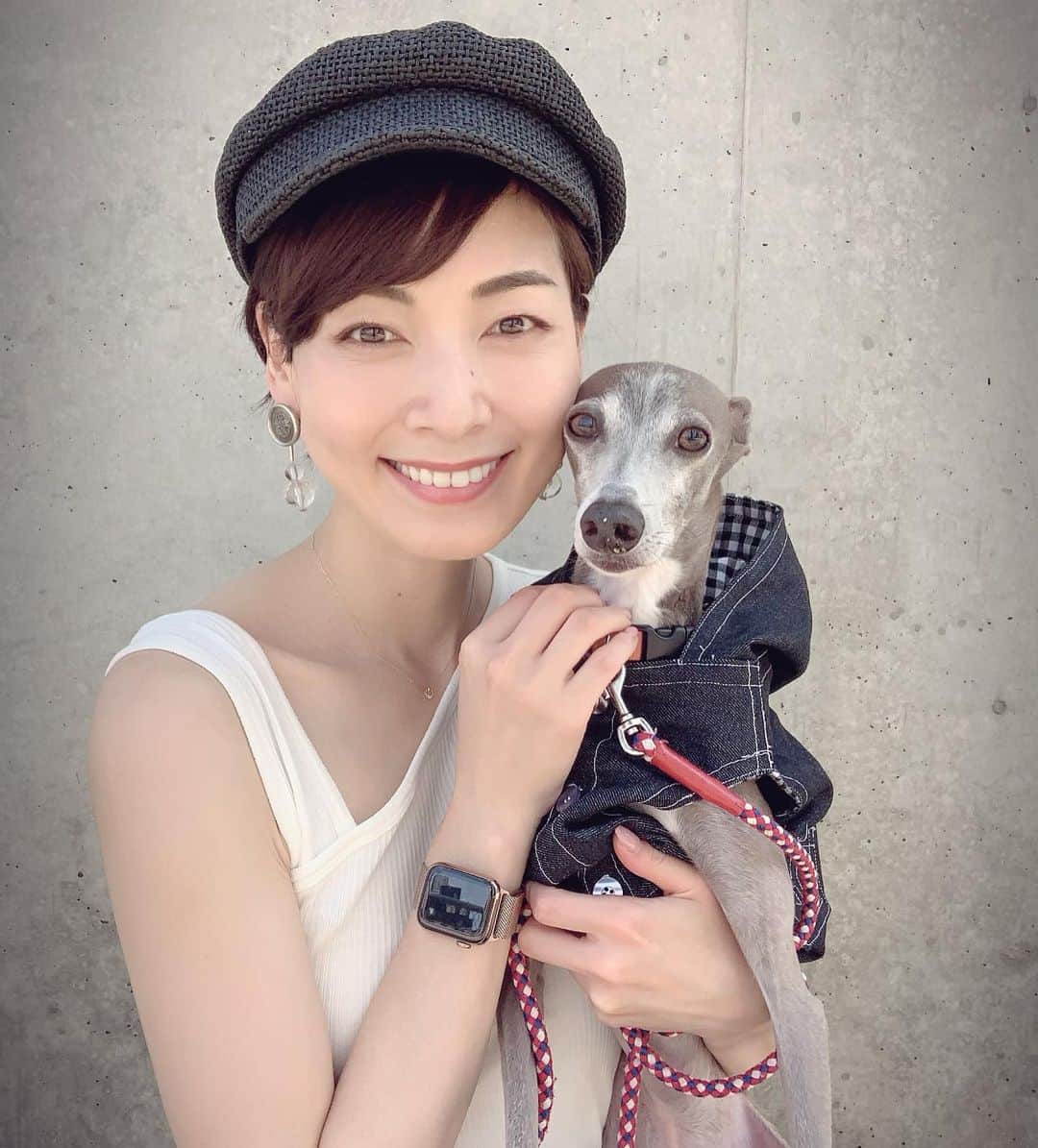 のインスタグラム：「* ******** On a hot day,I sweated a lot, but he kept a cool face.🥵😜 * 少し歩くだけで、髪乾かさないで家でたの？みたいなびしょびしょ具合になる私。対照的にハウルは涼しげな表情を崩しません。 6月でこんなに暑いなら、これからどうしたらいいのやら…💦 ******** #イタグレ#イタリアングレーハウンド#italiangreyhound#dogstagram#イタグレとの暮らし#iggy#iggygram #iggylove#iggylife#いぬのいる暮らし#犬のいる暮らし#いぬバカ部#イタグレ服#iggysoftheworld #iggysofinstagram #dogsofig #dogsofinstagram #プチプラコーデ #犬好きな人と繋がりたい#オシャレさんと繋がりたい#犬服ハンドメイド#リンクコーデ#大分県#oita#おんせん県#おんせん県おおいた#おんせん犬おおいた #oitagram#oitaprefecture」
