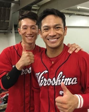 地方民のカープ女子のインスタグラム：「・ うわーイケメンの笑顔はヤバい😩💕 ・ 今日もこの2人の活躍に期待❣️ ・ 逆転のカープ(ง •̀_•́)ง ・ #田中広輔#西川龍馬 #広島東洋カープ#広島カープ#カープ#carp #たかあきブログより」