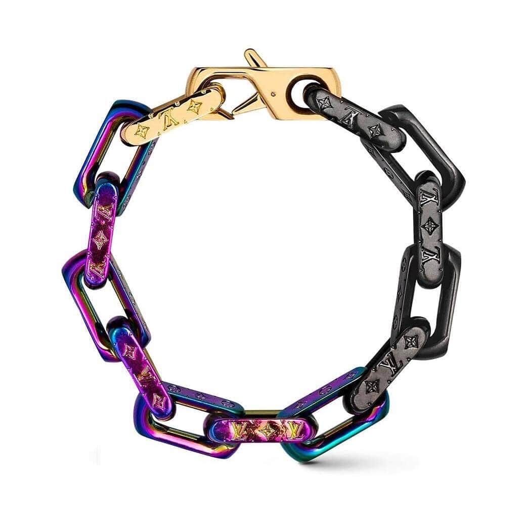HYPEBEASTさんのインスタグラム写真 - (HYPEBEASTInstagram)「@hypebeaststyle: @virgilabloh has reworked @louisvuitton’s iconic monogram pattern for a new selection of jewelry for Spring/Summer 2019. Both the Monogram Colors Chain Bracelet and Necklace have been constructed of oversized square links in a mix of black, gold and iridescent metal. While the Patches Chain Link Bracelet has been embedded Swarovski crystals and features a mix of silver, brass and enamel. All of the pieces are available now at its website.  Photo: Louis Vuitton」6月6日 18時56分 - hypebeast