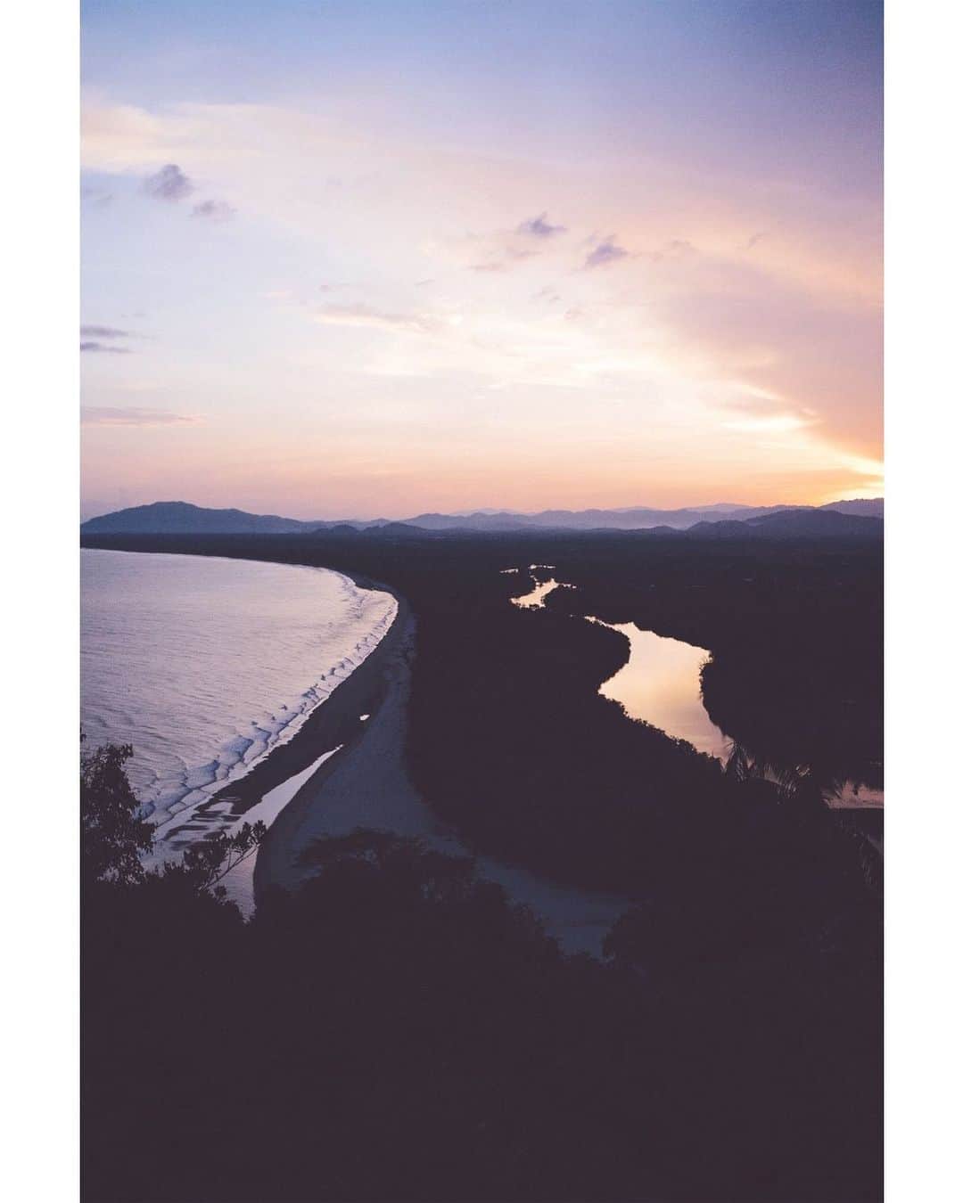 GENTAのインスタグラム：「Before sunrise ㅤ ボルネオ島のコタキナバルで滞在したShangri-La's Rasa Ria Resort @shangrilarasaria は敷地内に山がありトレッキングを楽しめます。 僕らは早朝の暗闇に登り、日の出を待ちました。 ㅤ #マレーシア #ボルネオ島 #サバ州 #コタキナバル #sabahtourismjpn #sabahtourism #sponsored」