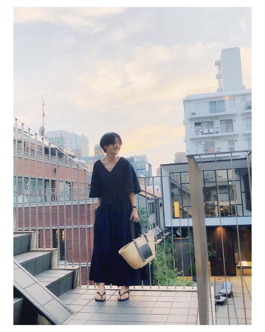 高山都さんのインスタグラム写真 - (高山都Instagram)「サロンの外に出たら、気持ちのいい風と染まった空。 @abbey_nakamura さん、いつもお任せで素敵に切ってくれてありがとう。 @abbeyrisakubo 彼女はいっつもワタシを笑わせて元気をくれる。 今日の #都ふく はリネンのワンピース。 @shinzone_official ので、ネーミングがキキドレス。 ビーサンとのラフなバランスが好き。」6月6日 19時05分 - miyare38