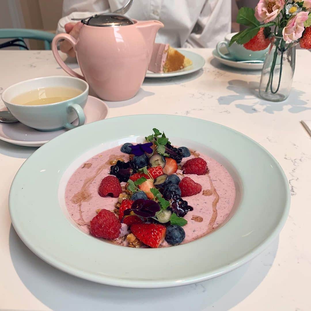 MEGのインスタグラム：「なんと可愛いヨーグルトシリアルだこと🍓」