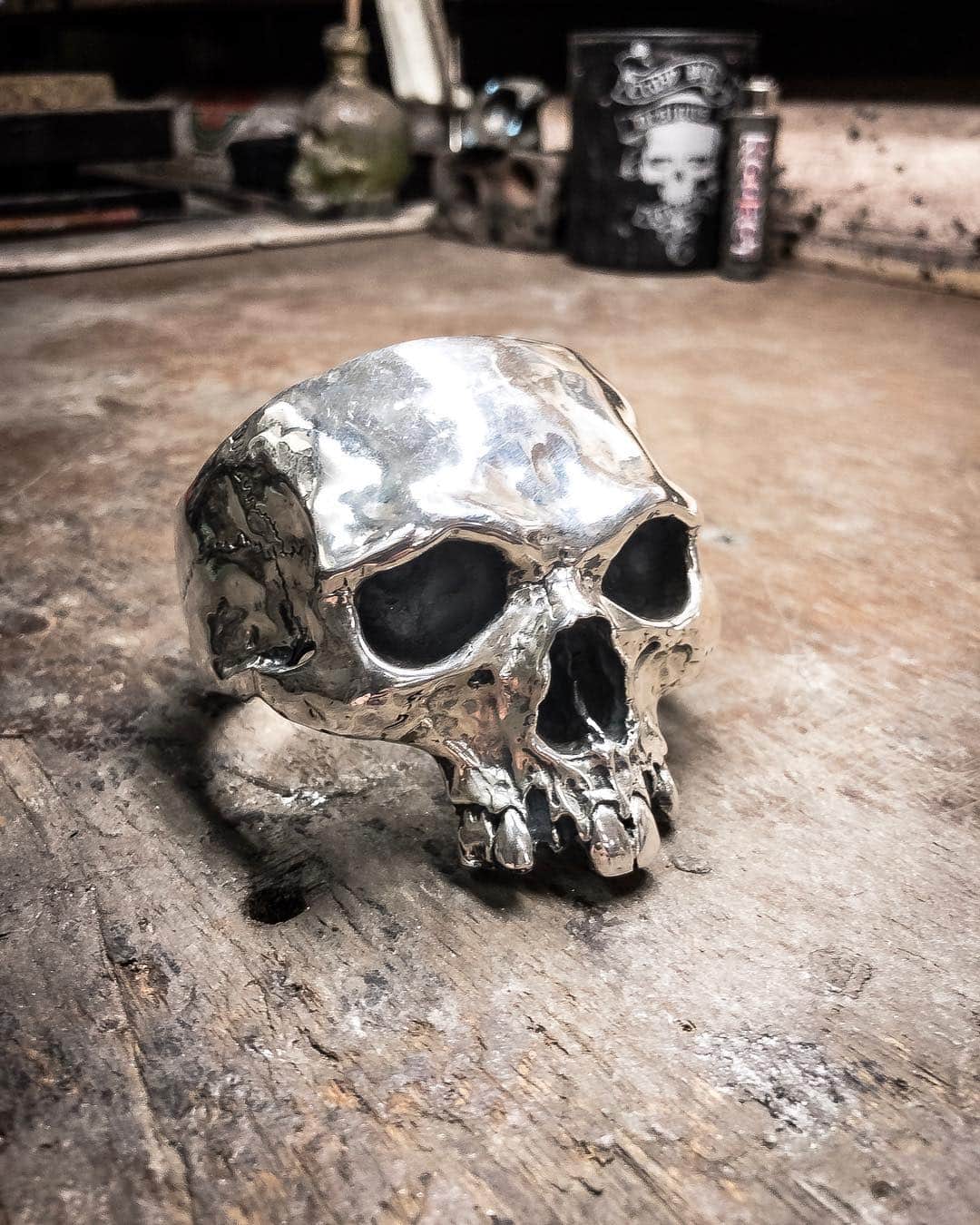 クレイジーピッグさんのインスタグラム写真 - (クレイジーピッグInstagram)「For size comparison, Left: Live Skull Ring. Right: XL Skull Bracelet 💀#skull #guitar #music #ring #bracelet #cuff #solidsilver #heavymetal #metal #classicjewellery #skullrings #silverskullrings #skulltattoo #skullart #skulls💀 #skullz #skullobsessed #skullartist #nofilter #instadaily」6月6日 19時06分 - crazypigdesignslondon