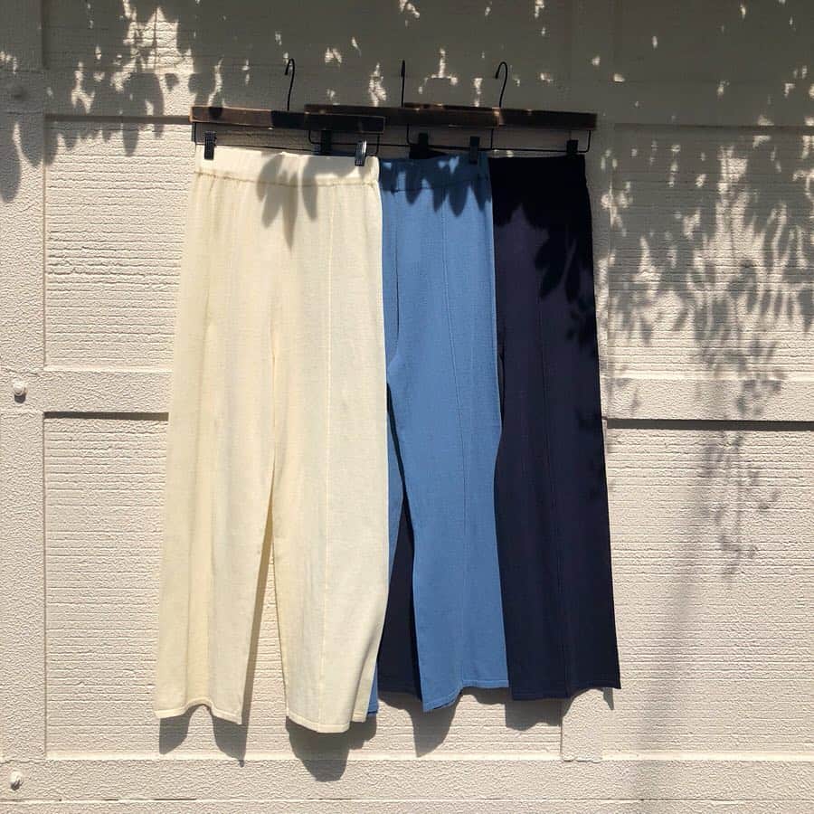 MINELALのインスタグラム：「【New Item!!】 #MINELAL 19Spring/Summer . ＊Center press knit pants . 今季流行中の透け感のある薄手のニットパンツ。 . ゆるっとしたサイズ感ですが、センタープレスデザインでキレイ目な印象に！ . 長めのトップスと合わせるコーディネートがオススメです。 スタイリングはプロフィールのハイライトからもご確認できます！ . . MINELAL ONLINEへはプロフィールから☝️」