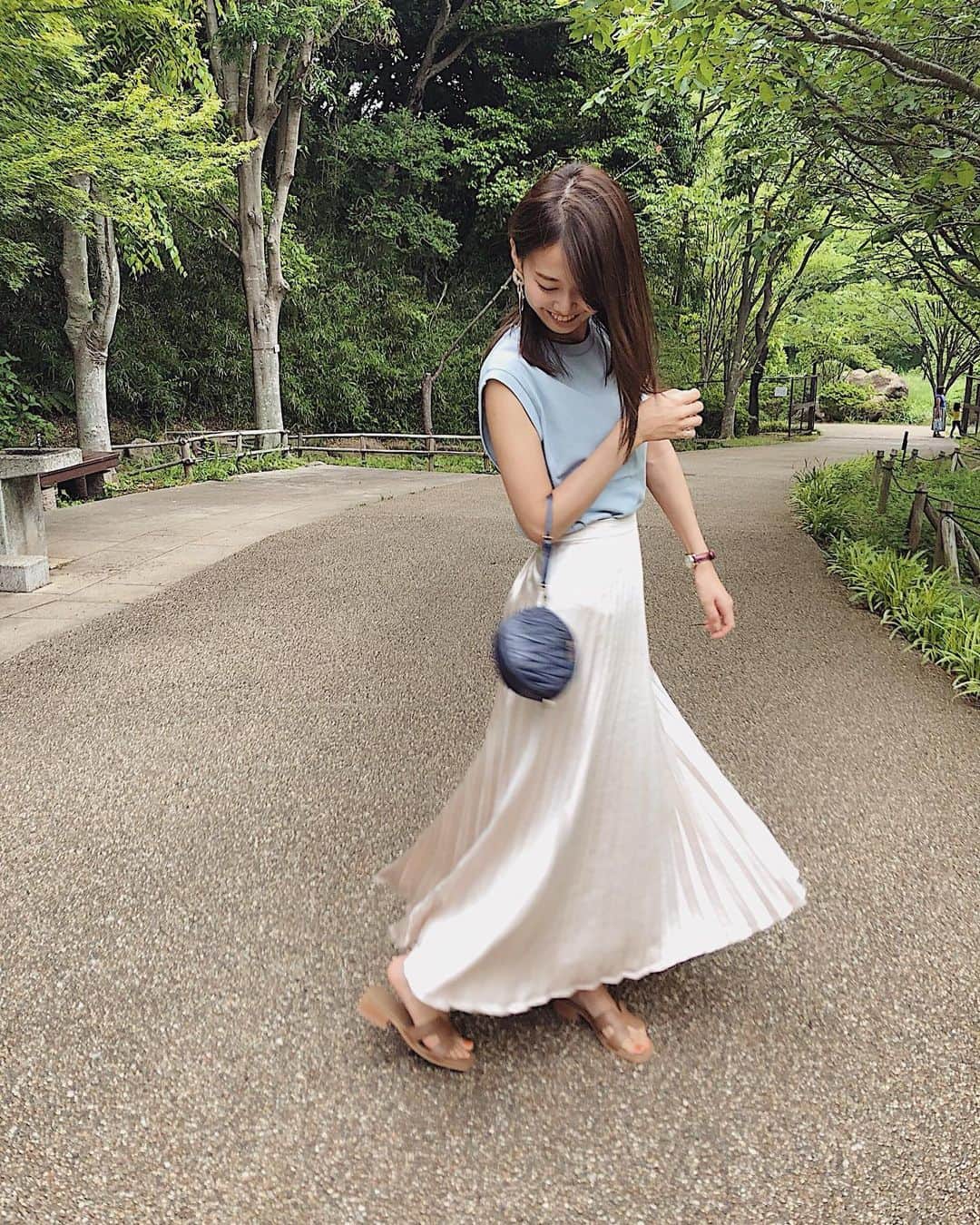 のインスタグラム：「このあいだの休日🌳 光沢のあるパールカラー🐚のskirtは @basement_online の。 今日、6日0:00から24時間限定の1,000円クーポン&20%OFFやってるよ！ ㅤㅤㅤ 週末は雨なのかなぁ。。☔️ そろそろ紫陽花の時期だね🐌 行きたいところがたくさん♡」