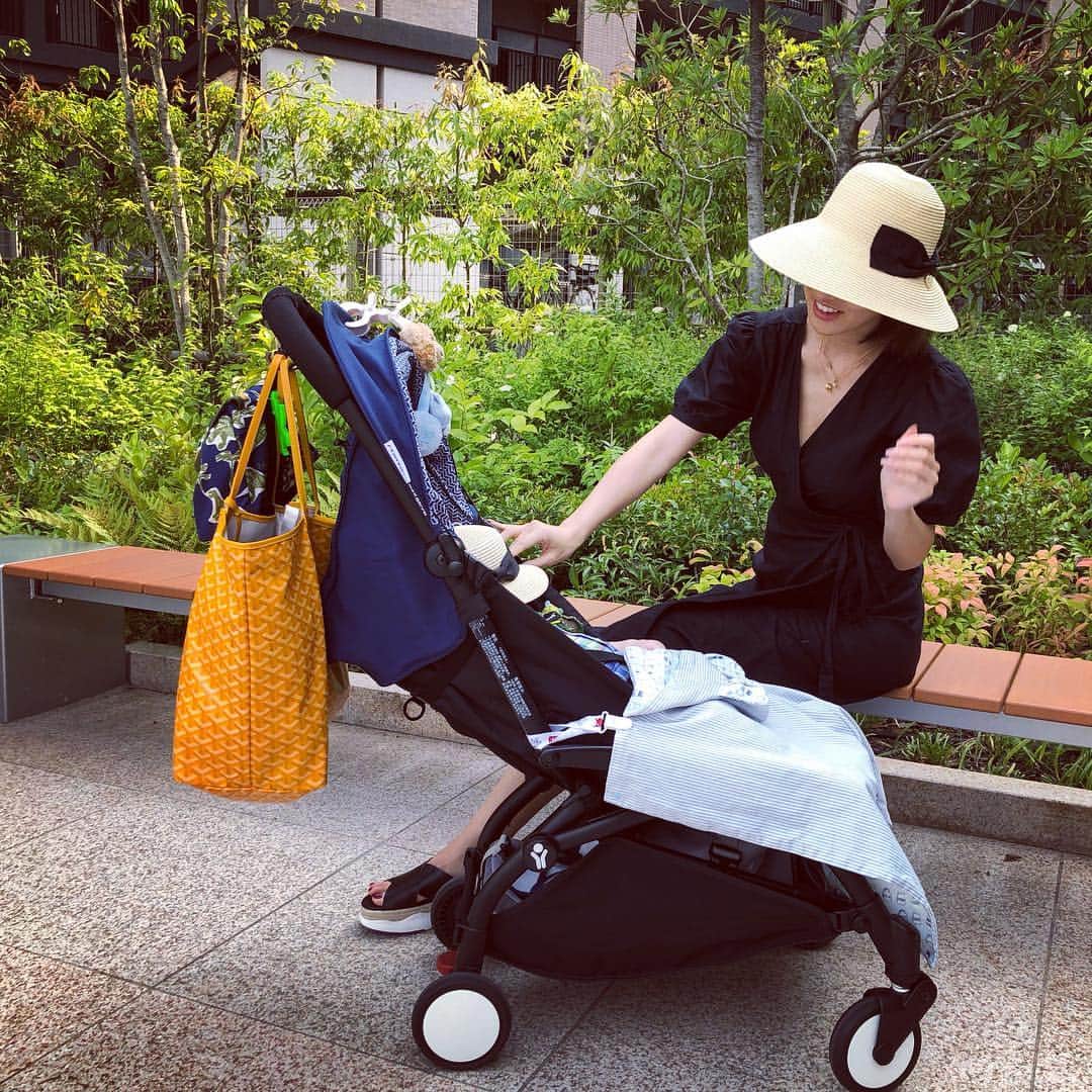 奈保さんのインスタグラム写真 - (奈保Instagram)「今日はお揃いのUVハットで出かけました👶👒♡ . . Naho ワンピース @gap_jp  サンダル @zara  バック @goyardofficial  ハット @sweetmommyofficial  Baby ロンパース @poloralphlauren  ハット @sweetmommyofficial  ベビーカー @babyzenjapan . . . . #今日のコーデ#リンクコーデ#お揃い#お揃いコーデ#親子コーデ#親子リンクコーデ#生後5ヶ月#日焼け対策#UV#帽子#ロンパース#ベビーカー#ベビーゼンヨーヨー#プチプラ#プチプラコーデ#ランチコーデ」6月6日 19時19分 - naho.0422