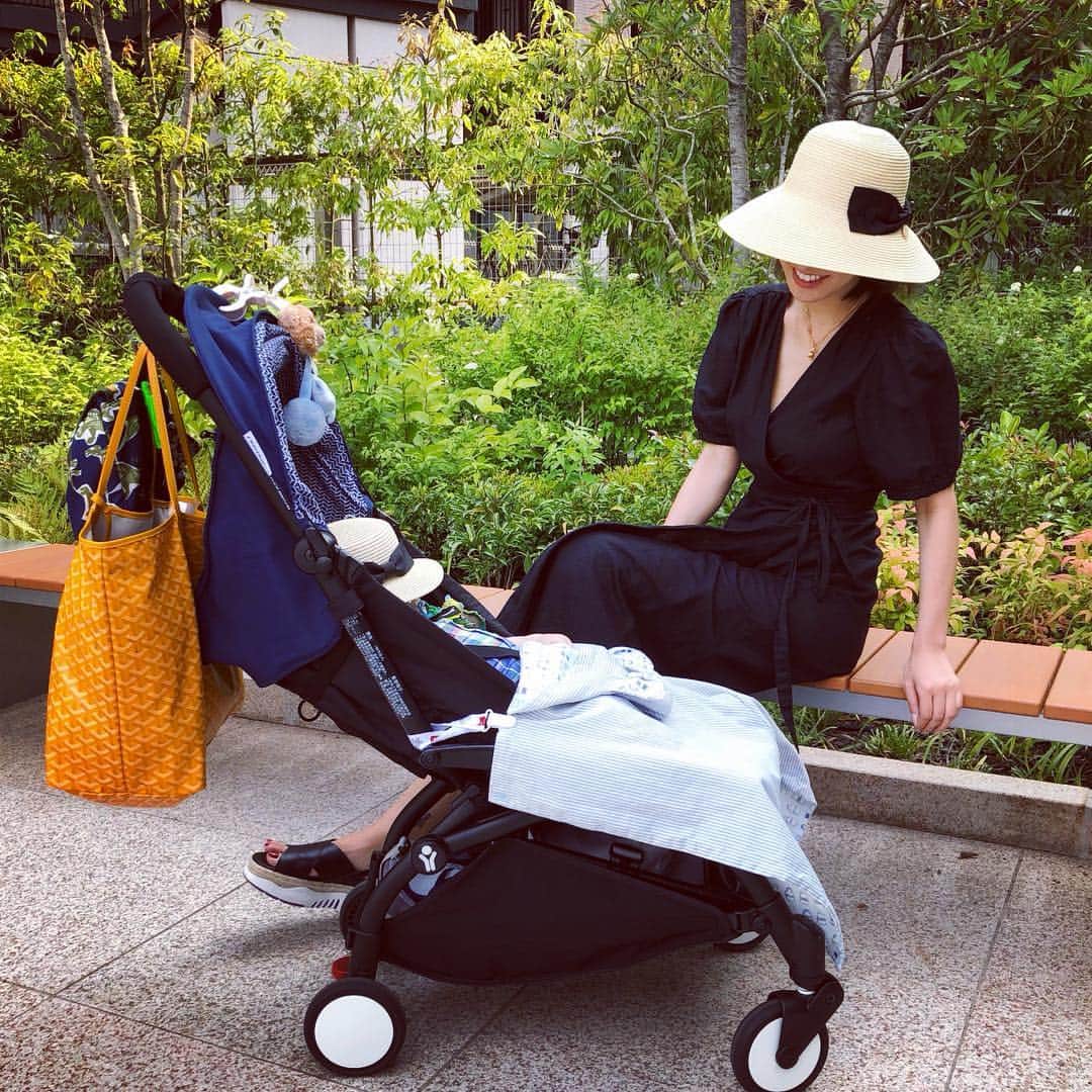 のインスタグラム：「今日はお揃いのUVハットで出かけました👶👒♡ . . Naho ワンピース @gap_jp  サンダル @zara  バック @goyardofficial  ハット @sweetmommyofficial  Baby ロンパース @poloralphlauren  ハット @sweetmommyofficial  ベビーカー @babyzenjapan . . . . #今日のコーデ#リンクコーデ#お揃い#お揃いコーデ#親子コーデ#親子リンクコーデ#生後5ヶ月#日焼け対策#UV#帽子#ロンパース#ベビーカー#ベビーゼンヨーヨー#プチプラ#プチプラコーデ#ランチコーデ」