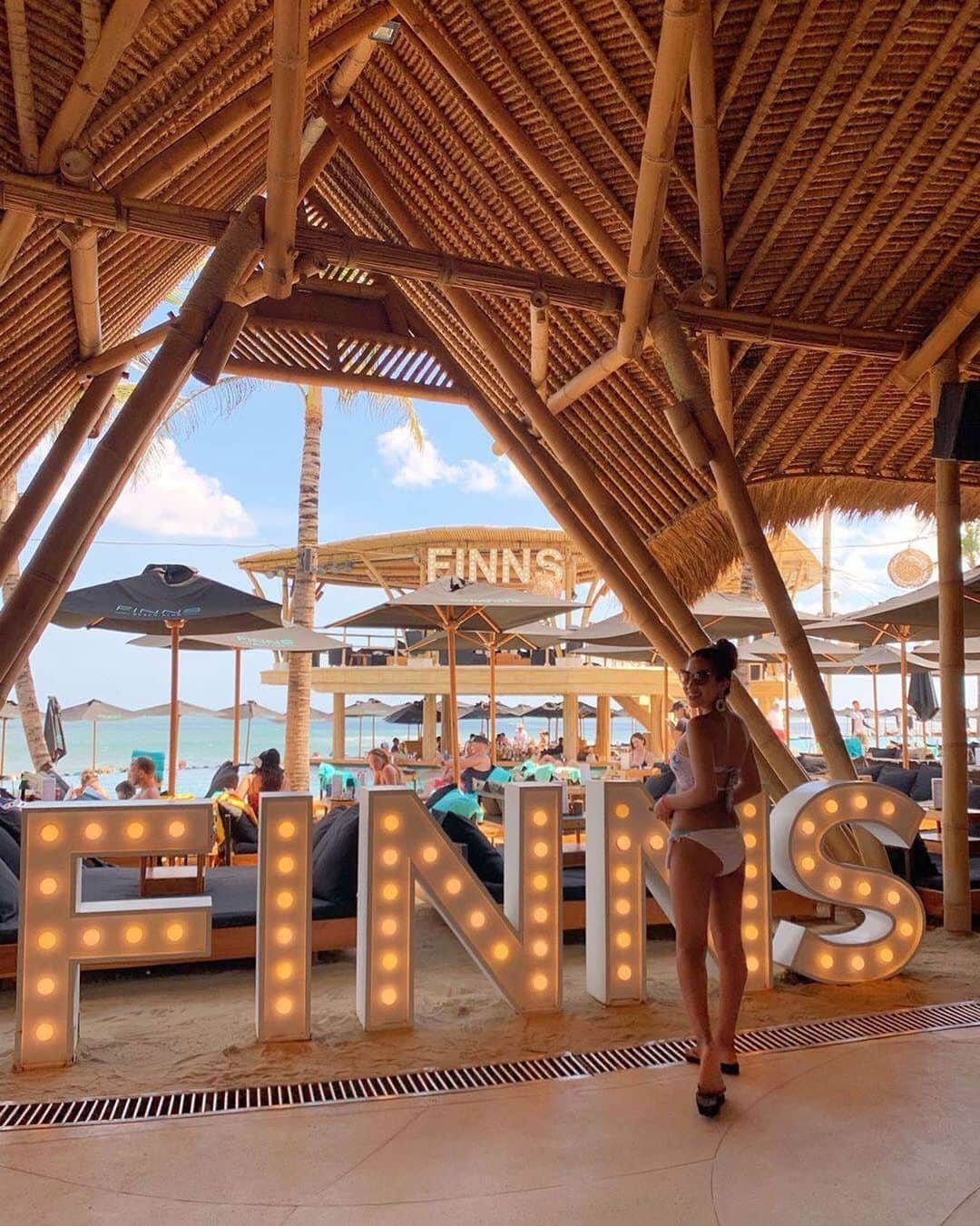 のインスタグラム：「こんばんは😊 インドネシア・バリ島のお写真は 「#タビジョ」とあわせて 「#tabijyomap_bali」でお待ちしてます✨ 本日はこちら💕 ＊＊＊＊＊＊ 📸@kao_073さん 🚩インドネシア・バリ島「Finns Beach Club」 🎙ご本人コメント beach club🏖  ここすごい楽かった❤️ 広いしdjいるし海もあるし すごいオススメの場所🤤 ＊＊＊＊＊＊ こちらはオシャレで色んな楽しみ方ができる大人気なビーチクラブですよね😆 素敵なお写真ありがとうございます😊 ＊＊＊＊＊＊ #タビジョ #タビジョと繋がりたい  #tabijyomap_bali #tabijyo_beach」