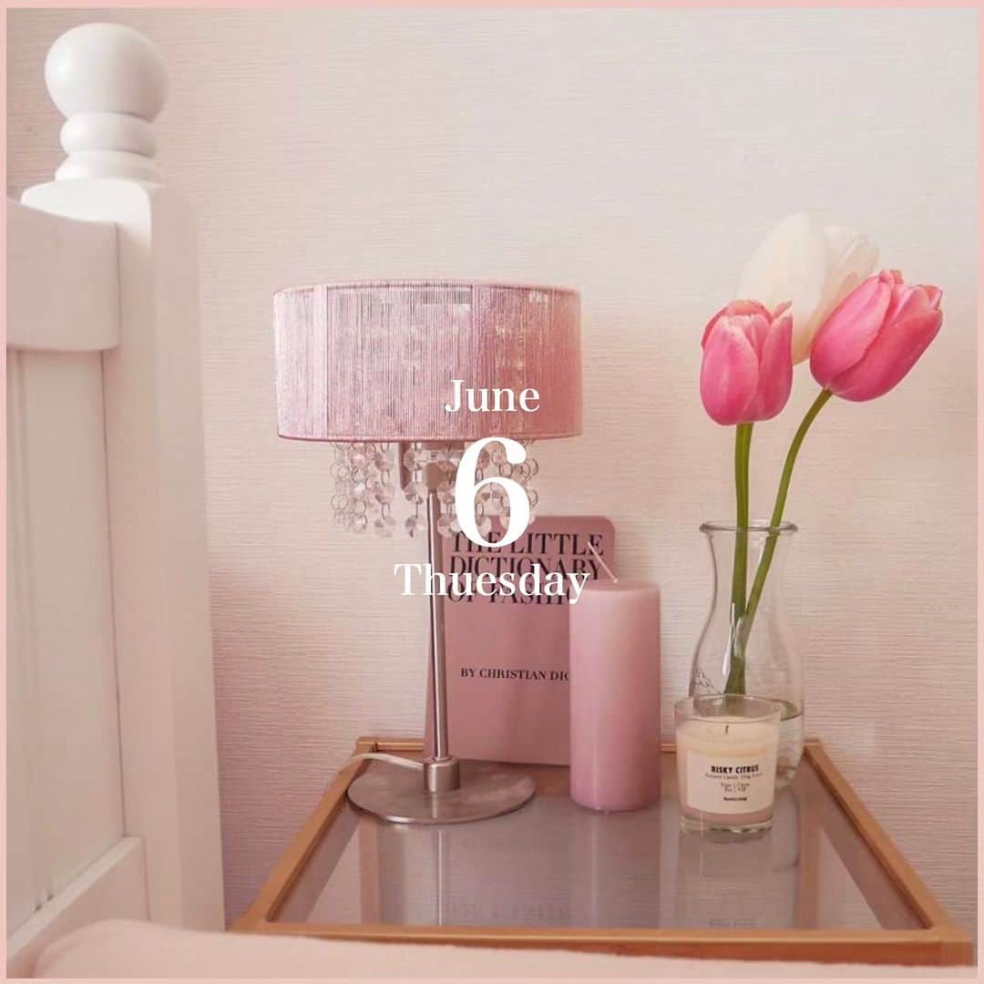 のインスタグラム：「June  6 , Thuesday﻿ ﻿﻿ ﻿﻿ 🌷﻿﻿ ﻿ ﻿ おしゃれでかわいい﻿ 自分だけのお部屋のインテリアを楽しんで💕﻿ ﻿ 雨が多くなるこの季節☂️﻿ お部屋でゆっくりくつろいでみては？﻿ ﻿ おすすめのインテリアや、﻿ こだわりのマイルームの写真を﻿  @bis_web / #bis_web にタグ付けして投稿してね🍒﻿ ﻿ ﻿ ﻿ ﻿ #bis_web #myroom #マイルーム #room  #お部屋 #﻿ベッドサイドテーブル #家具 #インテリア #インテリアコーディネート #インテリア雑貨 #vintage #ピンク #ベッドルーム #ベッド #部屋 #花のある生活 #収納 #キャンドル #かわいい #チューリップ #tulip #部屋の模様替え #インスタ映え ﻿」