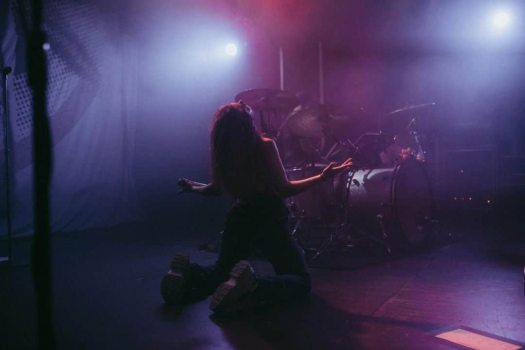 クリスシー・コスタンザさんのインスタグラム写真 - (クリスシー・コスタンザInstagram)「last headline show of the tour tonight in Prague, then Rock Am Ring tomorrow 🖤👊🏼」6月6日 19時16分 - chrissycostanza