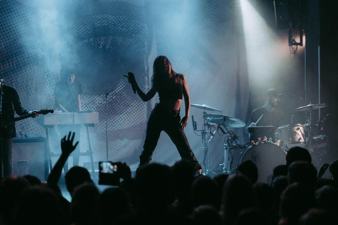 クリスシー・コスタンザさんのインスタグラム写真 - (クリスシー・コスタンザInstagram)「last headline show of the tour tonight in Prague, then Rock Am Ring tomorrow 🖤👊🏼」6月6日 19時16分 - chrissycostanza