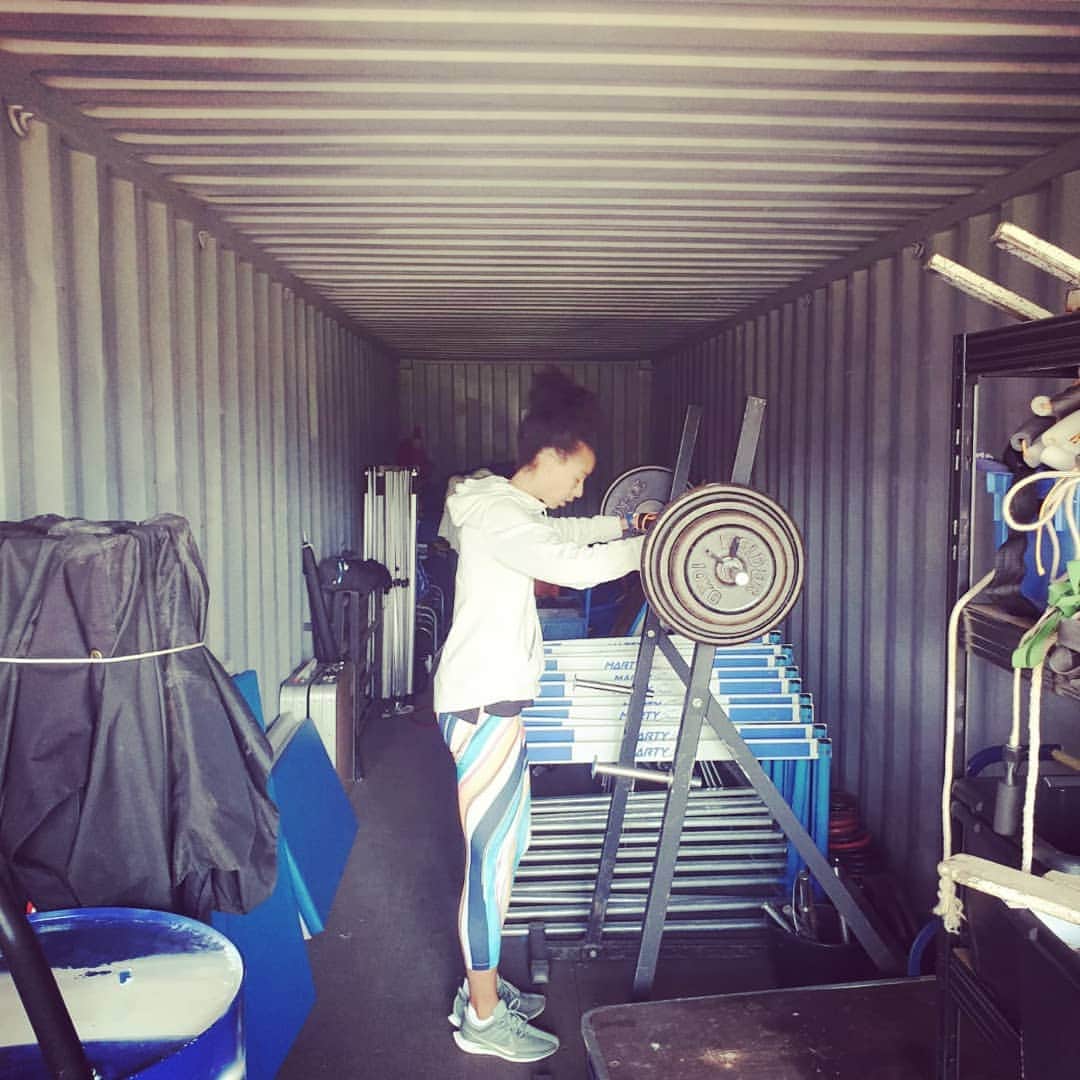 Elea Mariama DIARRAのインスタグラム：「Toujours dans le tunnel mais on commence à voir la lumière. 🌑🌒🌓☀️ #workworkandworkagain」