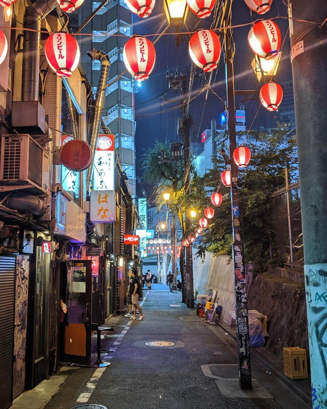 Fashionsnap.comさんのインスタグラム写真 - (Fashionsnap.comInstagram)「【#TOKYONIGHTSNAP IN SHIBUYA】 ネオンで彩られる夜の東京を舞台に、Googleのスマートフォン「Google Pixel」でナイトスナップを敢行📸今週は渋谷編をお届け！  1人目 中川友里 Occupation キャスティング、PR、DJ Outerwear #ACUODbyCHANU Pants #UNIQLO Shoes #adidasbyRickOwens Scarf #GENKOTSUCREATE  2人目 高井香子 Occupation 韓国トレンドライター Jacket #RASPBERRYPIE T-Shirt #Hanes Shoes #k3 Necklace: #RASPBERRYPIE  3人目 Nicola Formichetti Occupation Fashion director / designer Outerwear #vintage Tank top #UNIQLOandALEXANDERWANG Pants #UNIQLO Shoes #footthecoacher  #Pixelで撮影 #夜景モード #pr」6月6日 19時28分 - fashionsnapcom