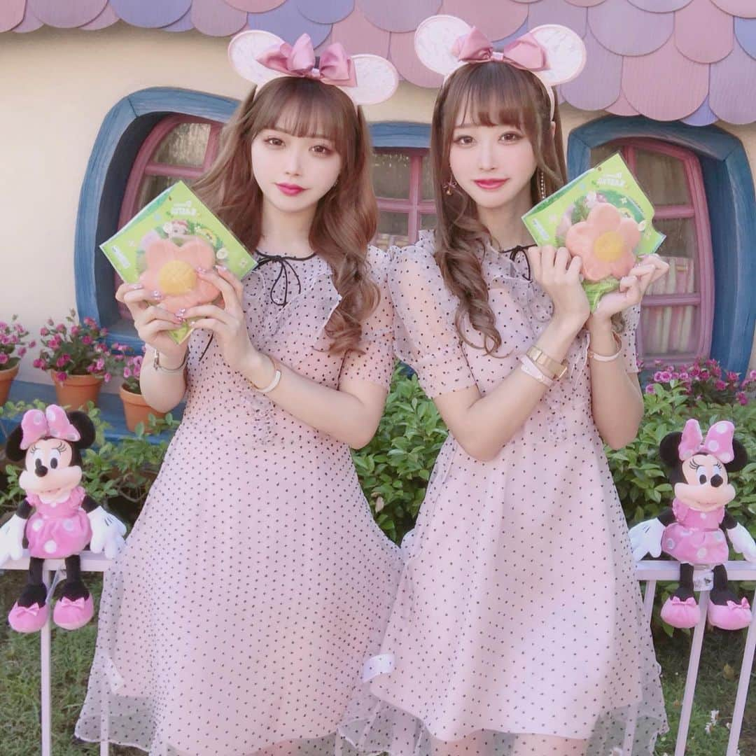 さきぼんさんのインスタグラム写真 - (さきぼんInstagram)「お花バーガー🌸 @lissi__boutique のお気に入りワンピ🖤 型が完璧に可愛いよねえ🥺 . ﻿. #tokyodisneyland#tokyodisneyresort#disneyambassadorhotel#ambassadorhotel#minniebread#disneyfood#チックタックダイナー#東京ディズニーランド#ディズニーイースター#ディズニーイースター2019#イースター限定#ディズニーランド#ミニーちゃん#ミニー#パン#ディズニーアンバサダーホテル#アンバサダーホテル#ディズニーフード#twins #双子コーデ#さきぼんディズニー #lissiboutique #さきぴょん🖤」6月6日 19時22分 - sakibon69