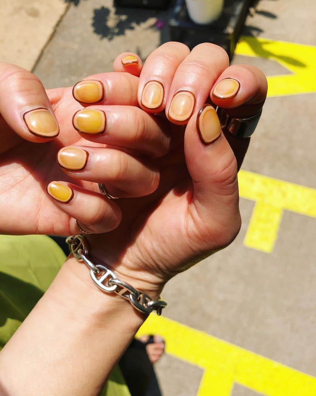 野尻美穂のインスタグラム：「葉月さんネイル💅 お気に入り💜 薄い黄色をベースに外側は茶色内側はベージュ😚 #hatsukifurutani  #nail #野尻さんの手元 #miho__nail」