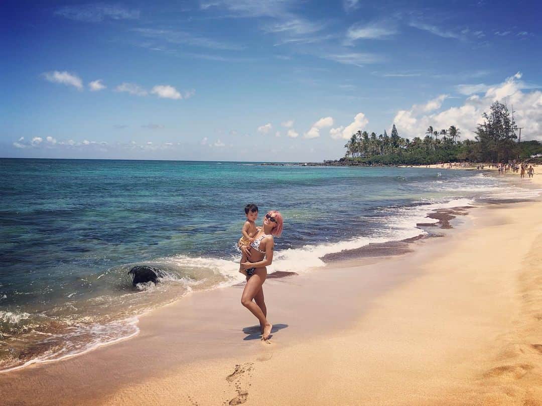 Nazukiのインスタグラム：「2019.6.4🌴🌴🌴 ハワイに今年も来ました‼️ ダンス祭りで今年もナンバー出していて、名古屋のみんなと来てます✨✨ 半分仕事、半分オフ❤️ レンはハワイ2回目‼️ 昨年は、まだ8ヵ月だったから、歩けなかったけど、今は1歳8ヵ月で歩いて、走って、いろんな事吸収してたくさん刺激的👍👍 初日から、 ハワイ出発から成田なのに、羽田に行ってしまい😰 変更して、羽田から成田までタクシーで向かい、なんとか乗れたけど😱 昨年のハワイを教訓とし、注意して、楽しみたいと思います😭😊 ストーリーhawaii載せてるので見てね😍  #hawaii #family #trip #mama #myson #kids #dancer  #babyboy #beach #ハワイ #ハワイ旅行 #男の子ママ #1歳8ヵ月 #家族旅行 #シンママ」