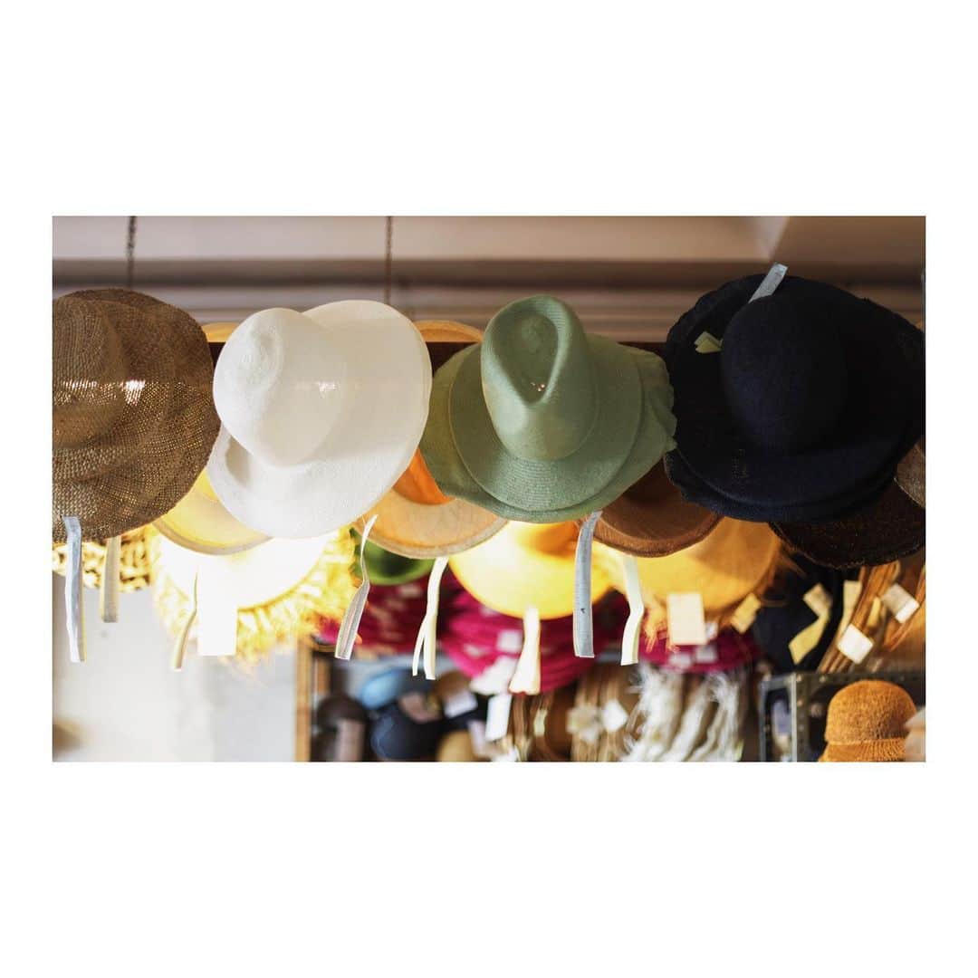 ミュールバウアーさんのインスタグラム写真 - (ミュールバウアーInstagram)「Mühlbauer | #atelier #vienna ▪️That’s what you’ll see, if you take a look at the ceiling at our atelier. Loads of #hats , many of them are #customized , waiting to be finished and send to our customers all over the world 🖤 #hatmaker #handmadefashion #designerclothes」6月6日 19時26分 - muehlbauer_hats