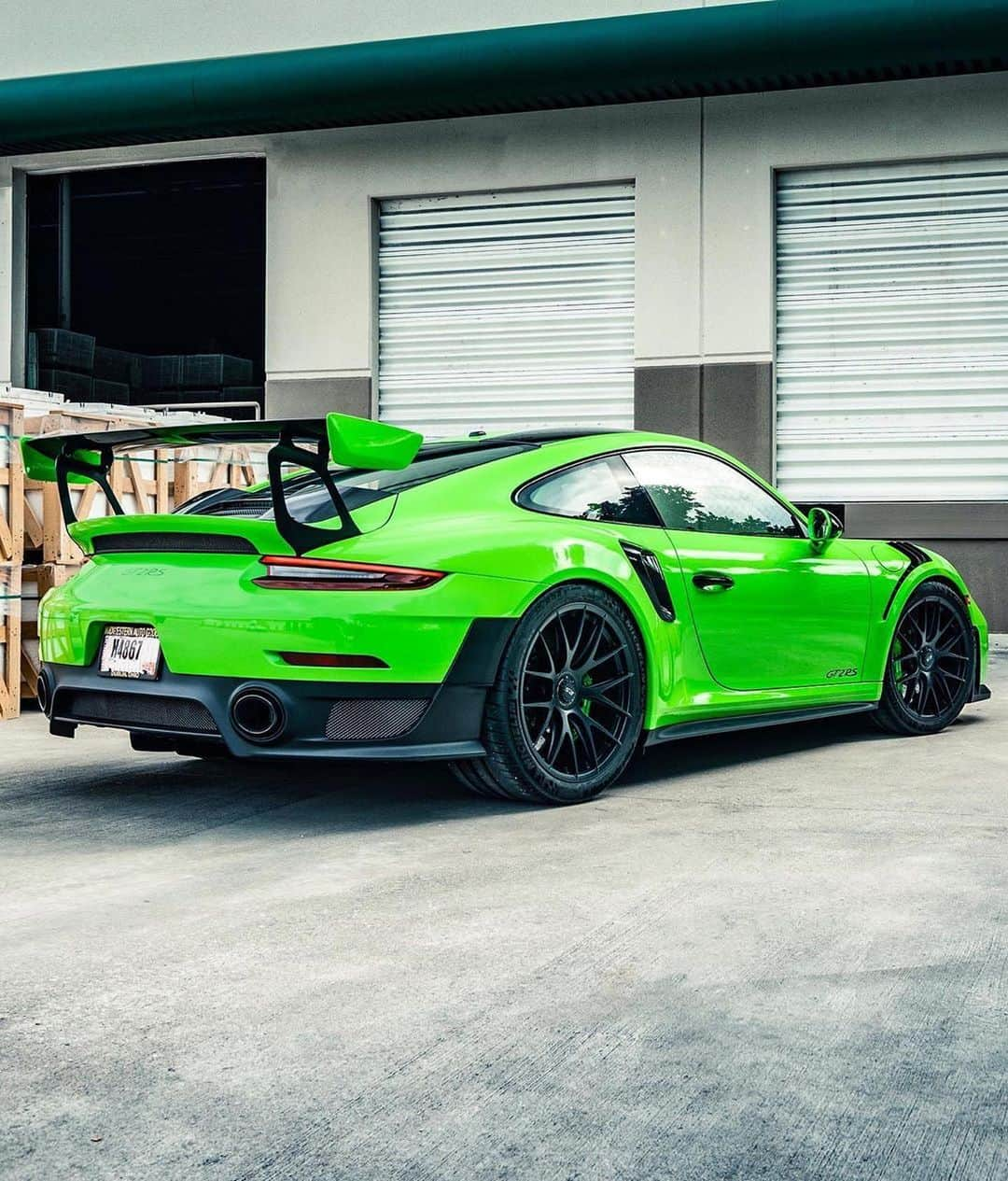 CarsWithoutLimitsさんのインスタグラム写真 - (CarsWithoutLimitsInstagram)「PTS Lizard Green #GT2RS  Photo @kfletchphotography  #carswithoutlimits #toronto」6月6日 19時32分 - carswithoutlimits