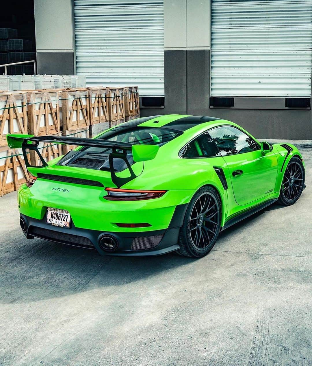 CarsWithoutLimitsさんのインスタグラム写真 - (CarsWithoutLimitsInstagram)「PTS Lizard Green #GT2RS  Photo @kfletchphotography  #carswithoutlimits #toronto」6月6日 19時32分 - carswithoutlimits